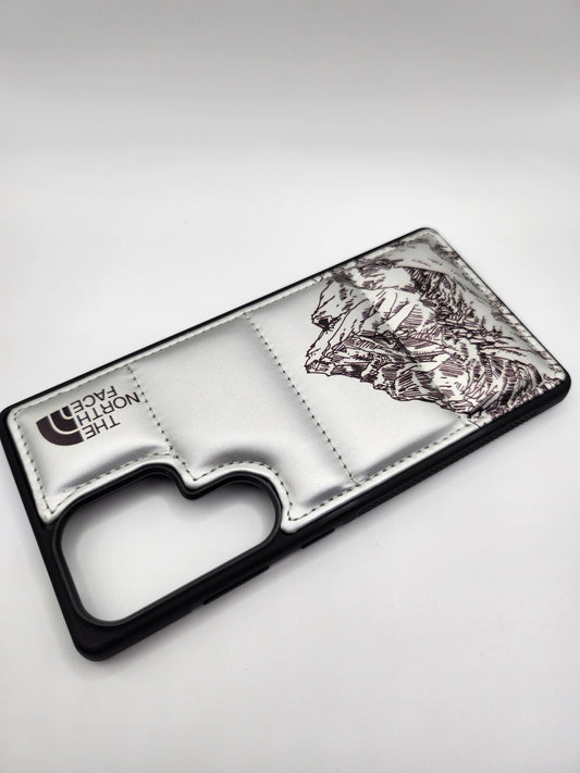 Coque Matelassée The North Face – Motif Montagne, Protection Élégante pour Smartphone