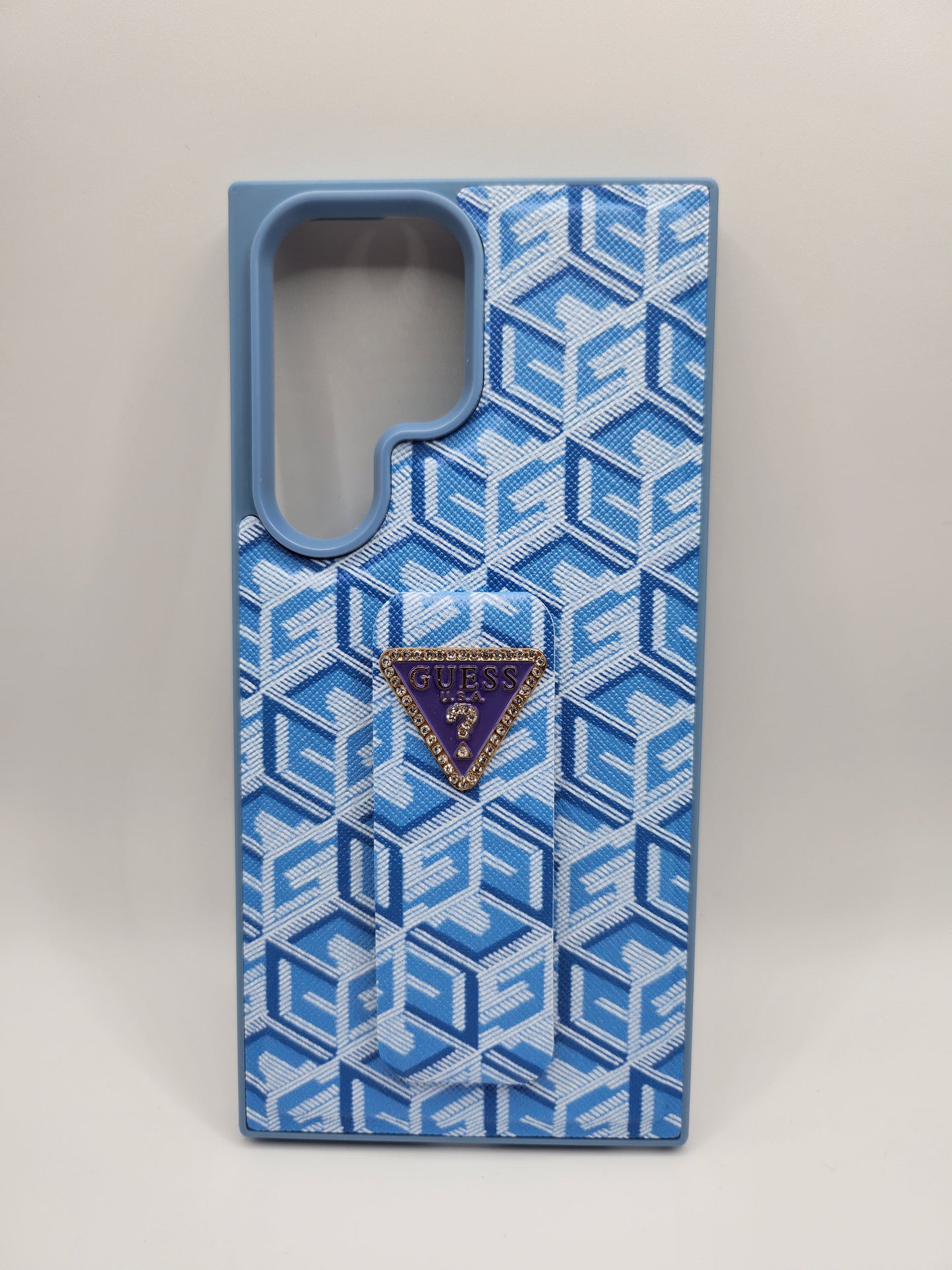 Coque GUESS Premium avec Support Pliable – Motif Monogram et Logo Émaillé