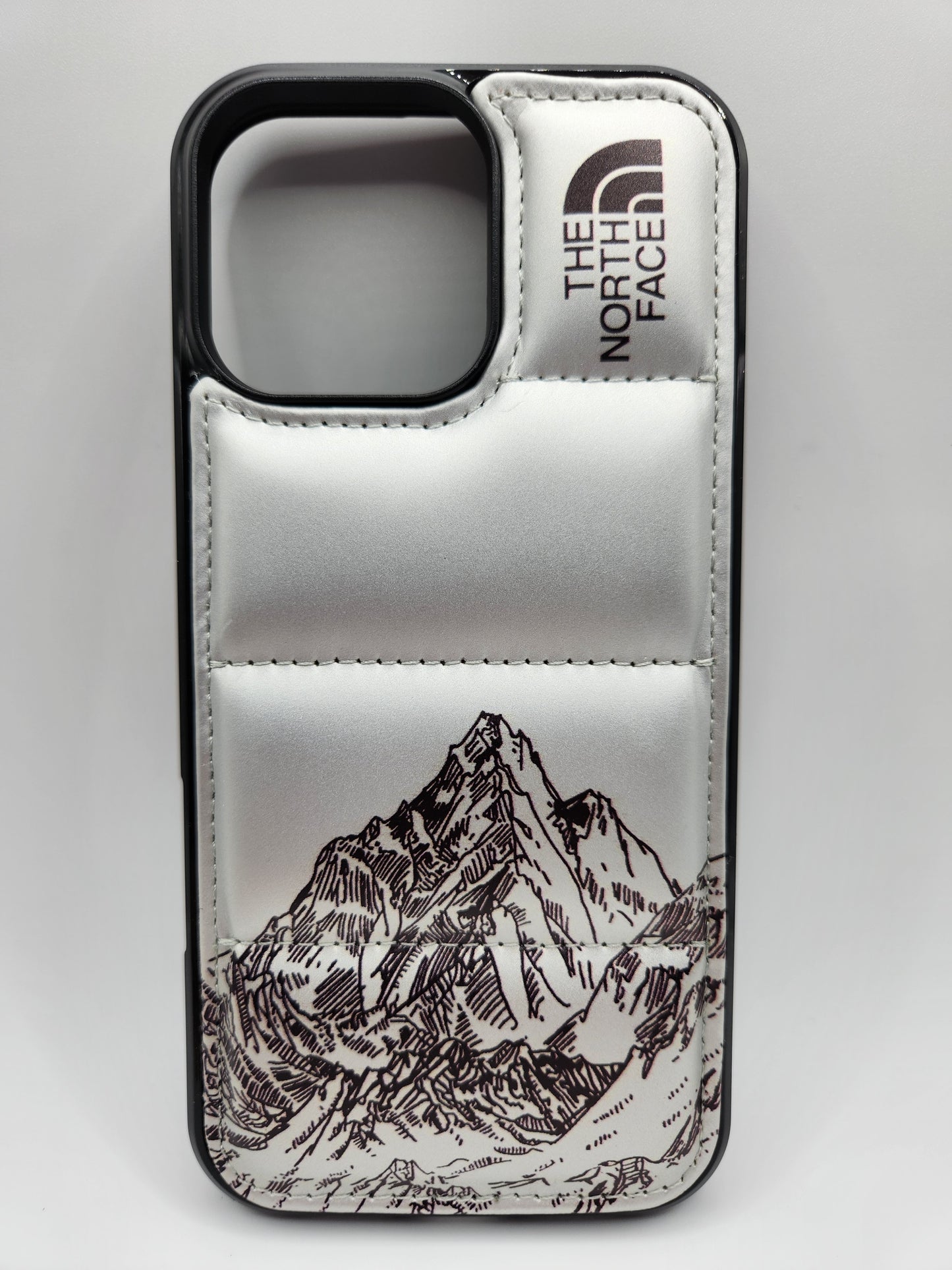 Coque Matelassée The North Face – Motif Montagne, Protection Élégante pour Smartphone