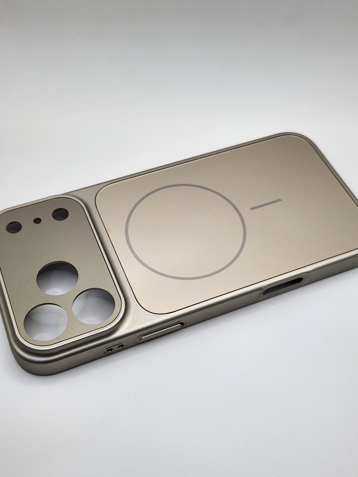 (بوشيط) فاخر لهاتف iPhone 17 Pro Max – حماية أنيقة بتصميم عصري