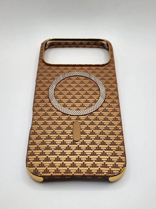 بوشيط آيفون فاخر بصناعة كربونية مع دعم (MagSafe) – حماية أنيقة وقوية (17 PRO)