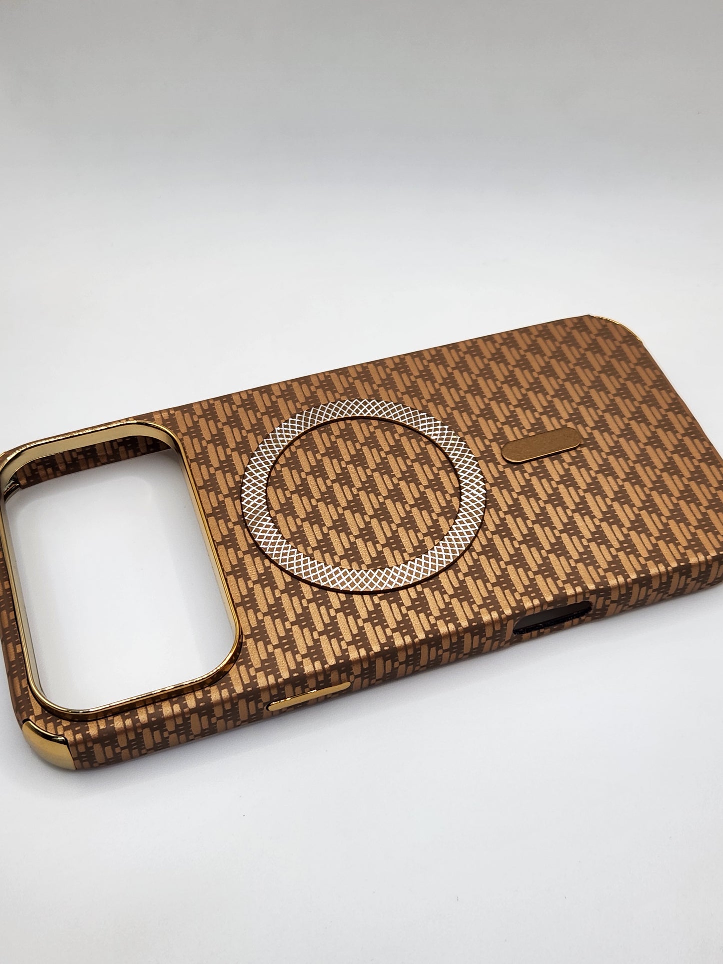 بوشيط آيفون فاخر بصناعة كربونية مع دعم (MagSafe) – حماية أنيقة وقوية (17 PRO MAX)