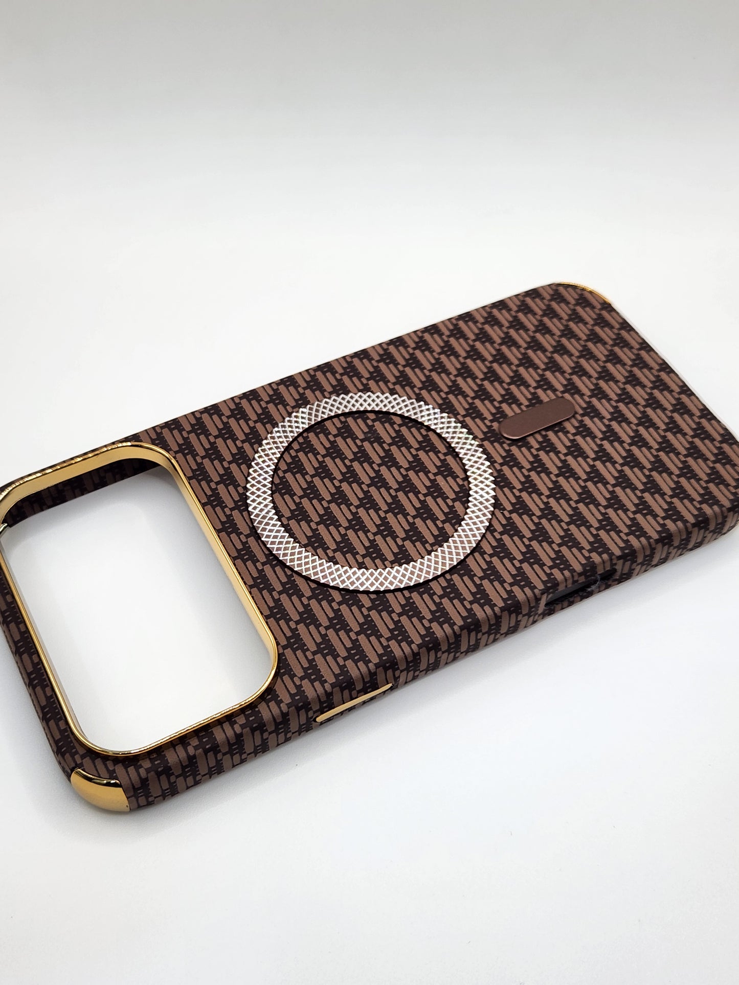 بوشيط آيفون فاخر بصناعة كربونية مع دعم (MagSafe) – حماية أنيقة وقوية (17 PRO MAX)