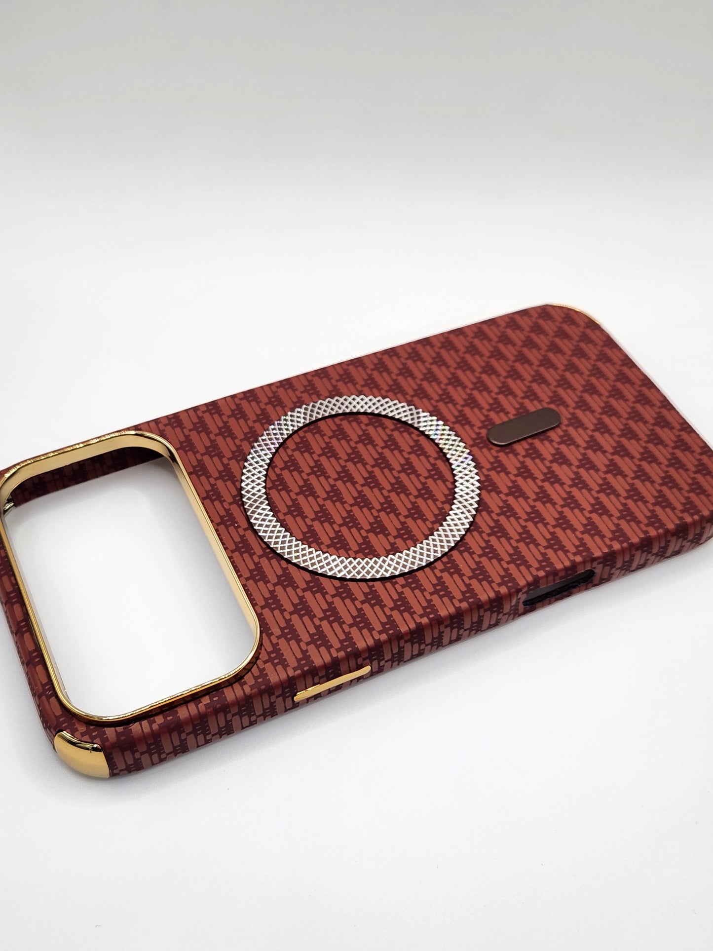 بوشيط آيفون فاخر بصناعة كربونية مع دعم (MagSafe) – حماية أنيقة وقوية (17 PRO MAX)