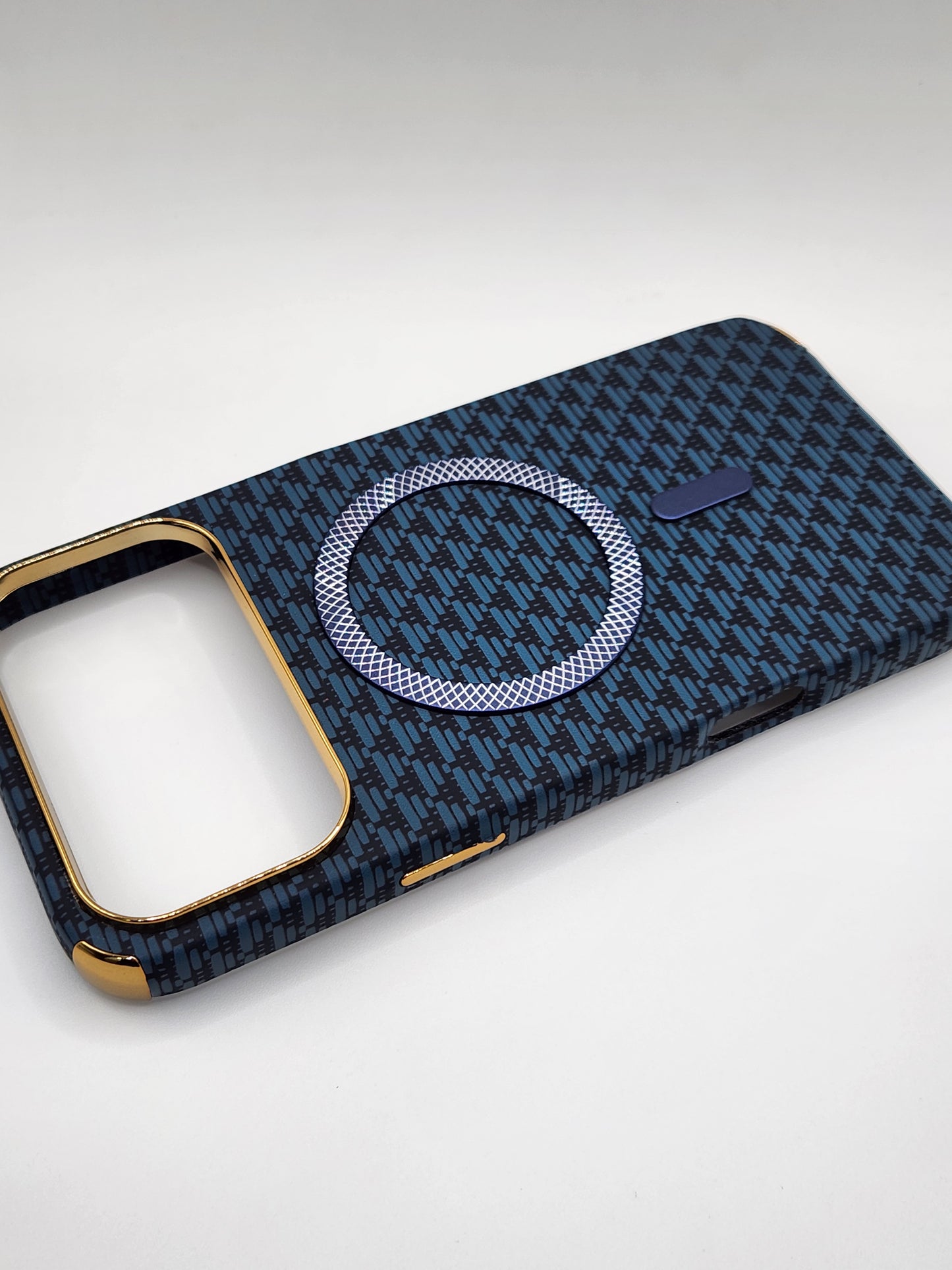 بوشيط آيفون فاخر بصناعة كربونية مع دعم (MagSafe) – حماية أنيقة وقوية (17 PRO MAX)