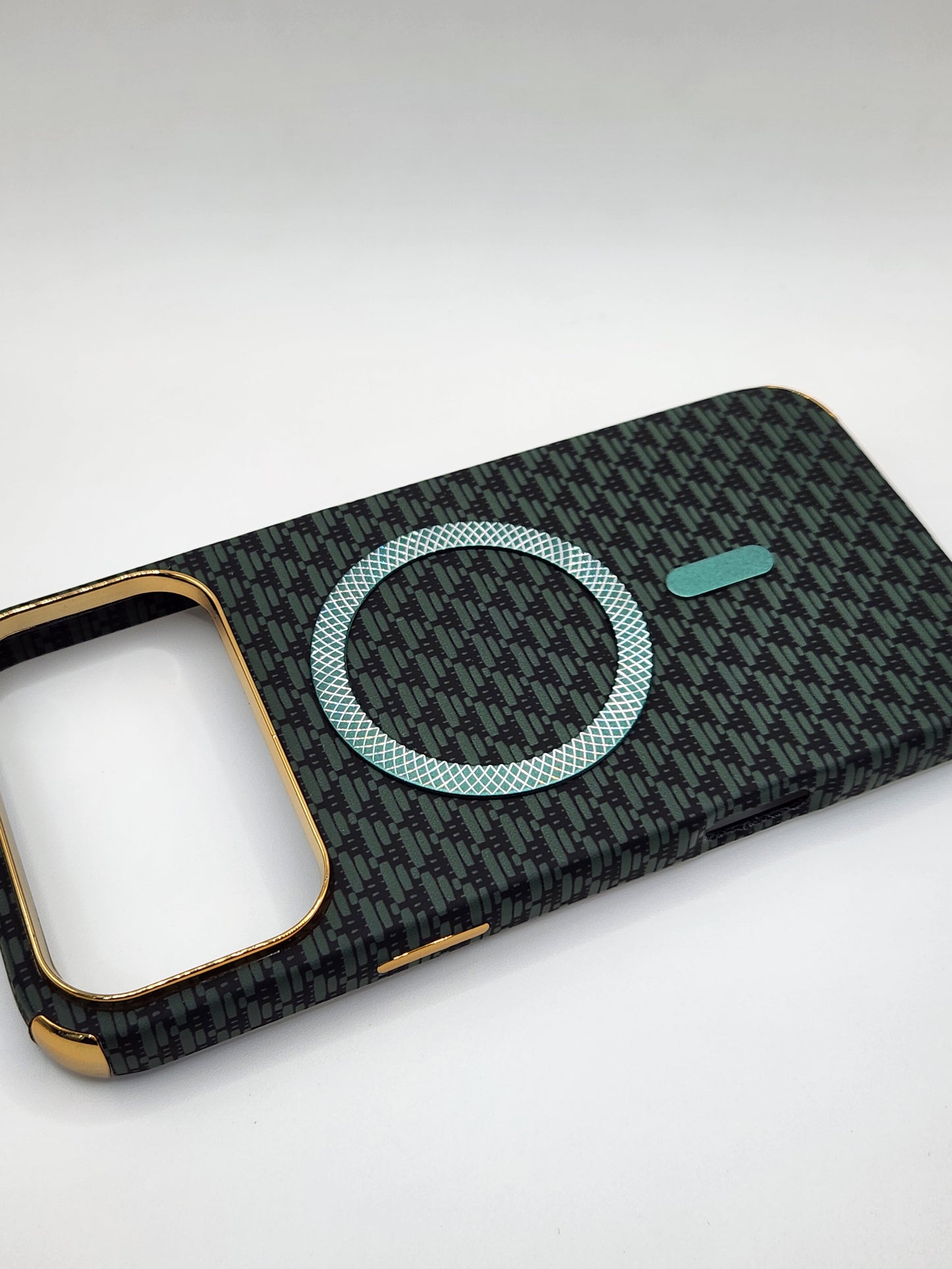 بوشيط آيفون فاخر بصناعة كربونية مع دعم (MagSafe) – حماية أنيقة وقوية (17 PRO MAX)