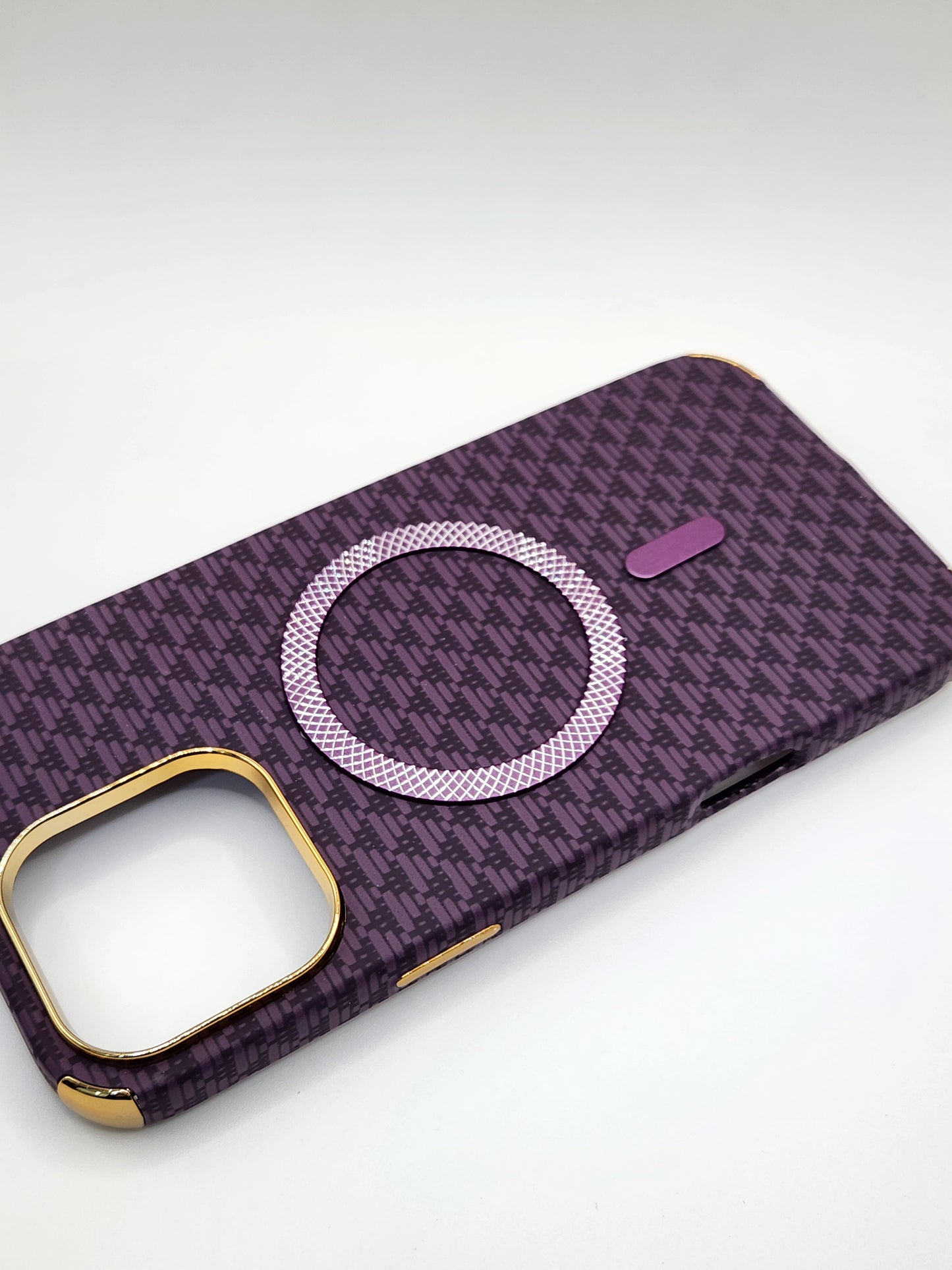 بوشيط آيفون فاخر بصناعة كربونية مع دعم (MagSafe) – حماية أنيقة وقوية (16 PRO MAX)