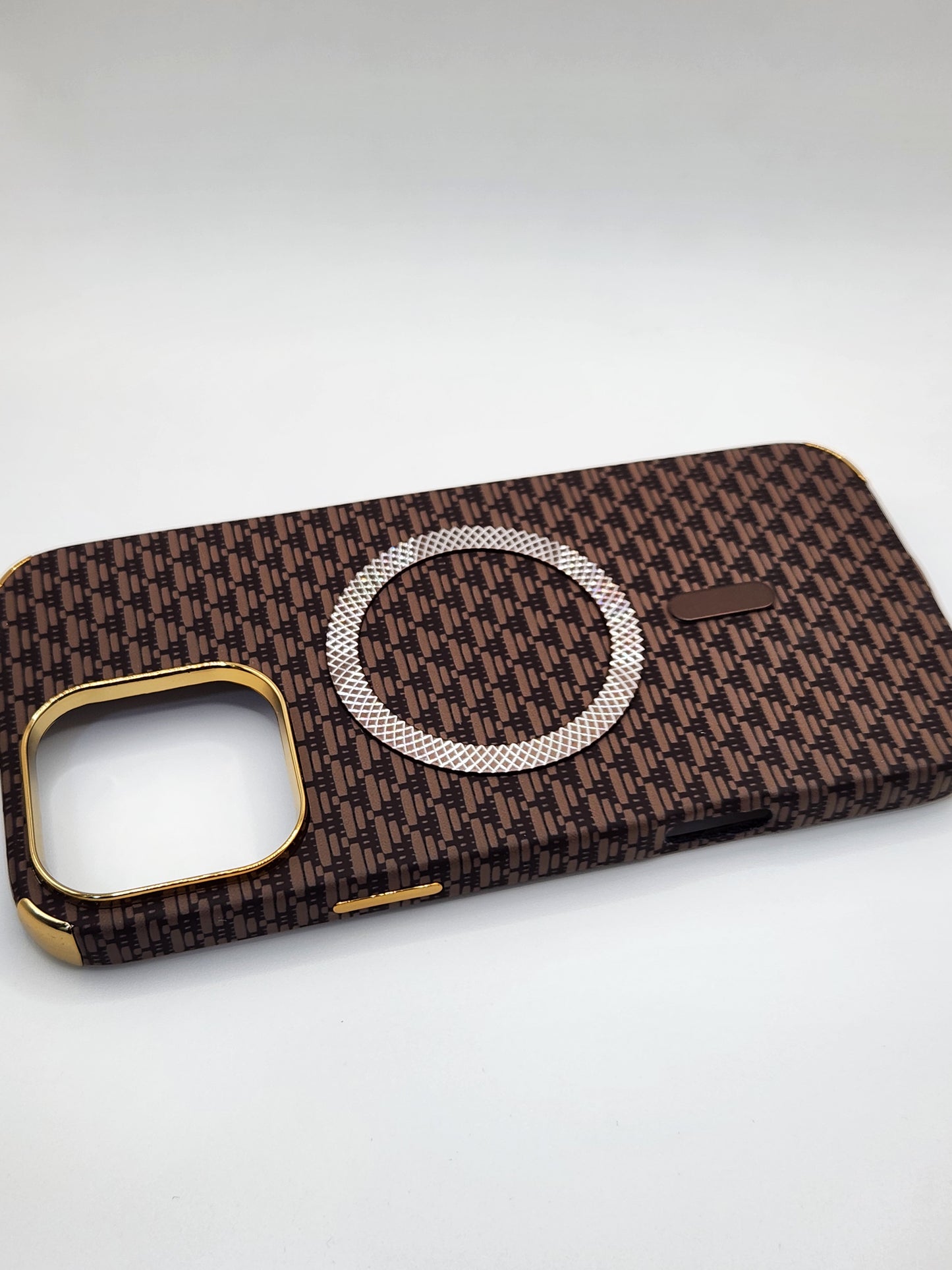 بوشيط آيفون فاخر بصناعة كربونية مع دعم (MagSafe) – حماية أنيقة وقوية (16 PRO MAX)