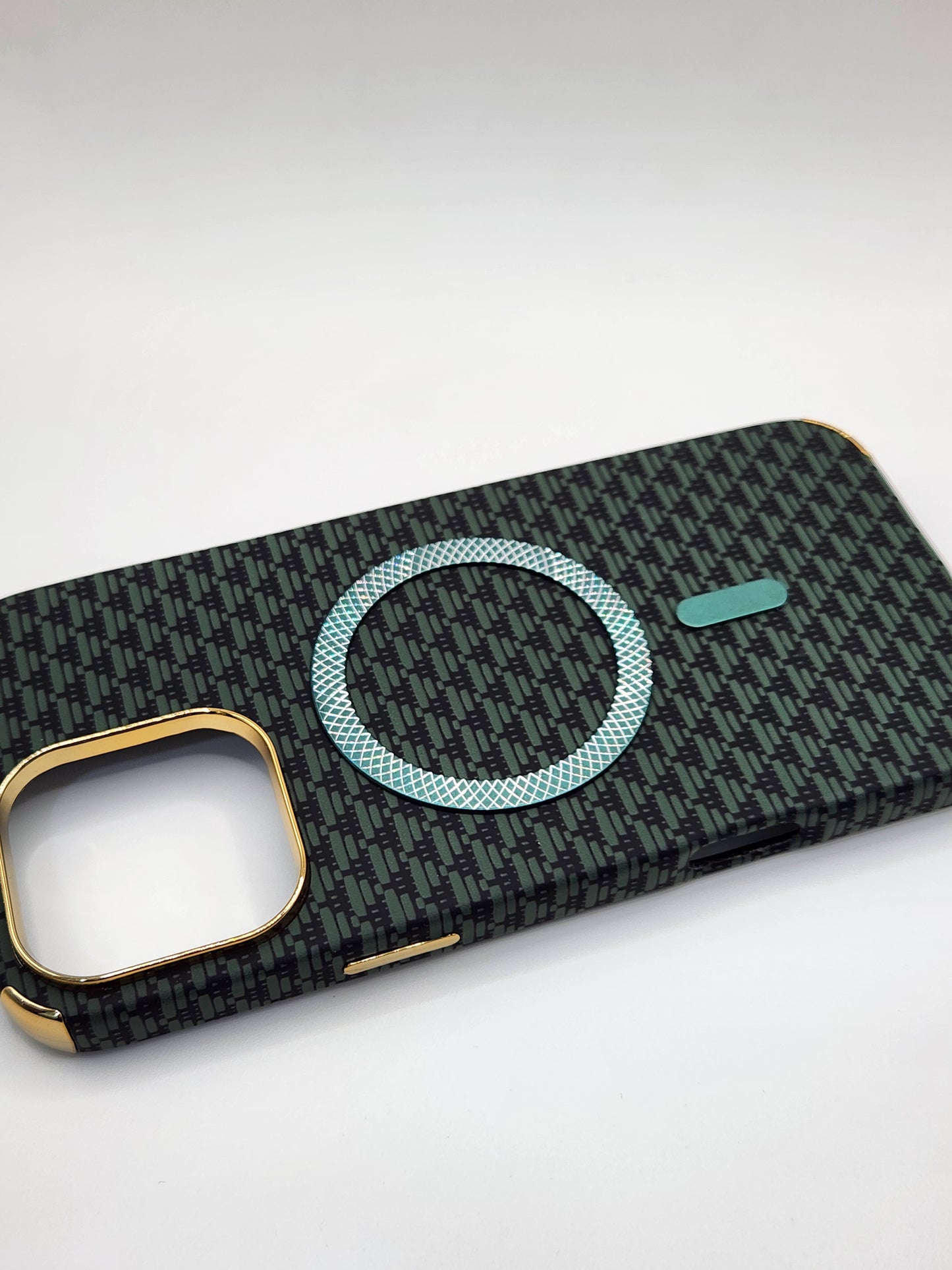 بوشيط آيفون فاخر بصناعة كربونية مع دعم (MagSafe) – حماية أنيقة وقوية (16 PRO MAX)