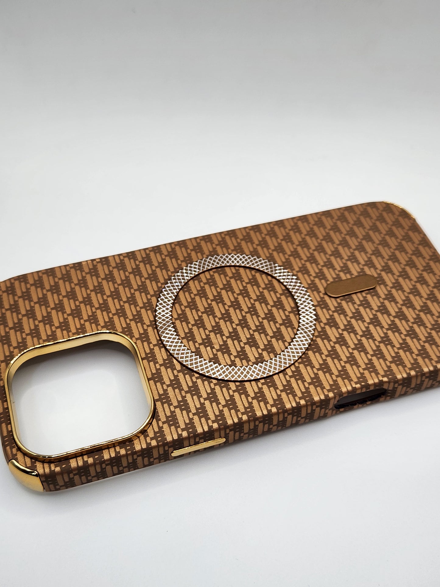 بوشيط آيفون فاخر بصناعة كربونية مع دعم (MagSafe) – حماية أنيقة وقوية (16 PRO MAX)