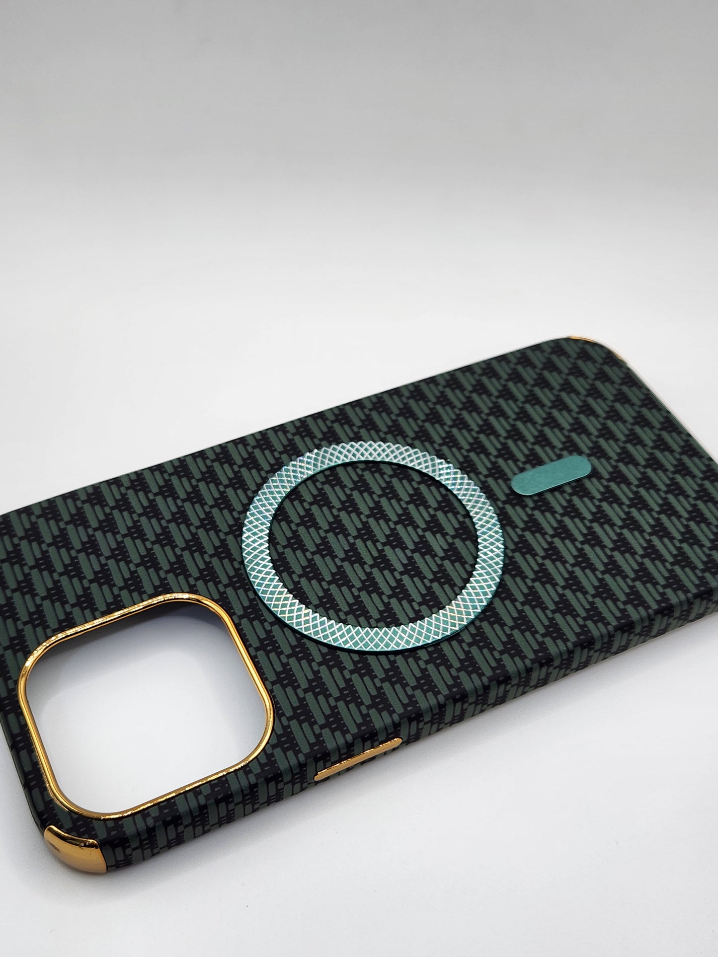 بوشيط آيفون فاخر بصناعة كربونية مع دعم (MagSafe) – حماية أنيقة وقوية (13 PRO)