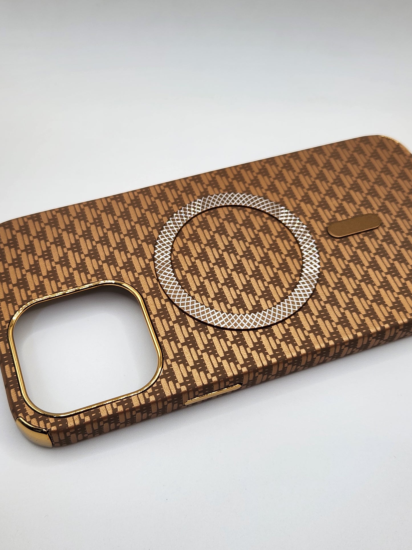 بوشيط آيفون فاخر بصناعة كربونية مع دعم (MagSafe) – حماية أنيقة وقوية (14 PRO MAX)