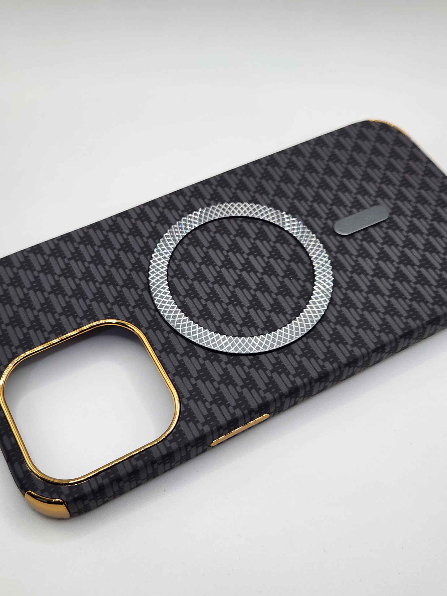 بوشيط آيفون فاخر بصناعة كربونية مع دعم (MagSafe) – حماية أنيقة وقوية (13 PRO)