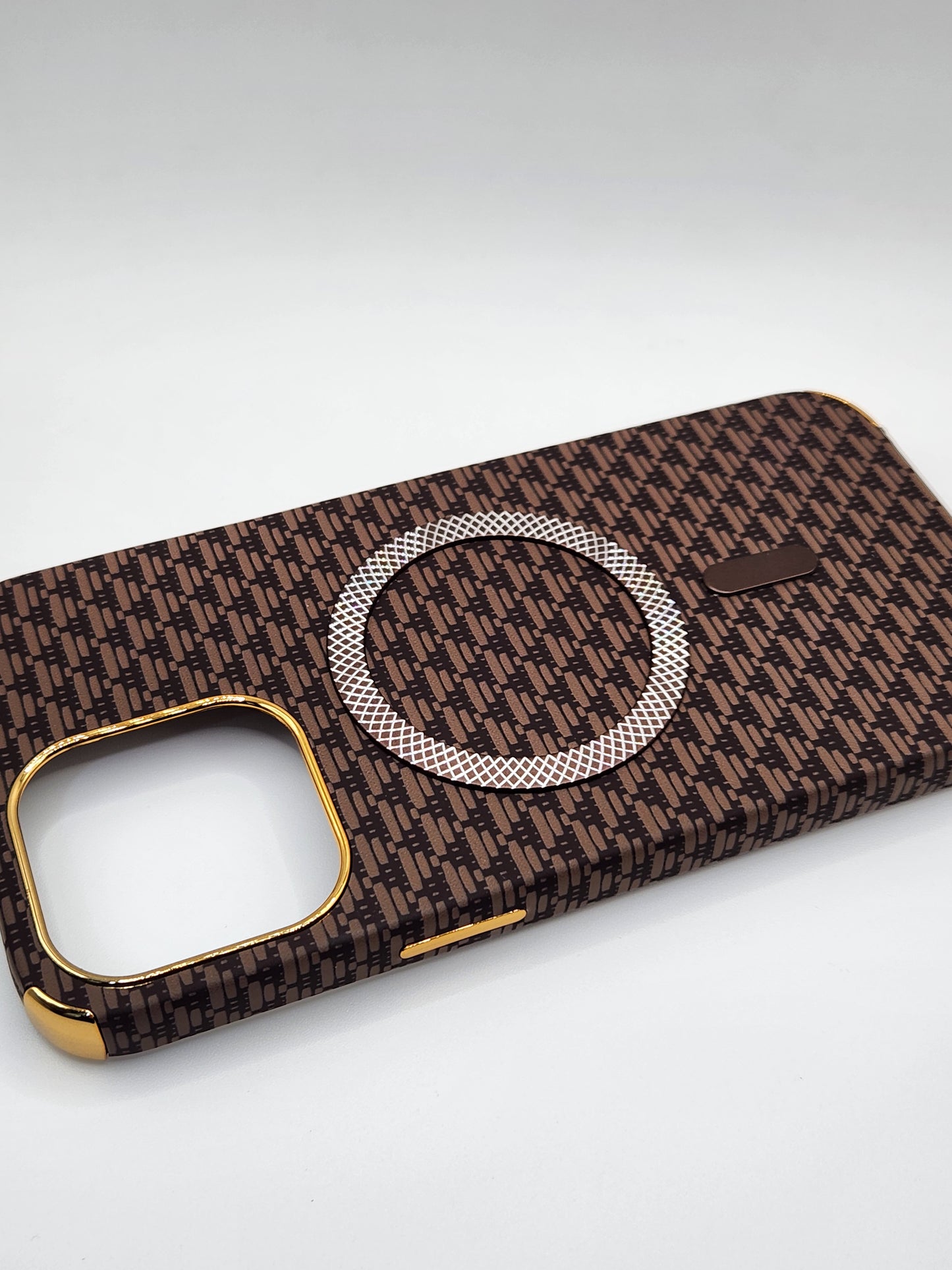 بوشيط آيفون فاخر بصناعة كربونية مع دعم (MagSafe) – حماية أنيقة وقوية (13 PRO)