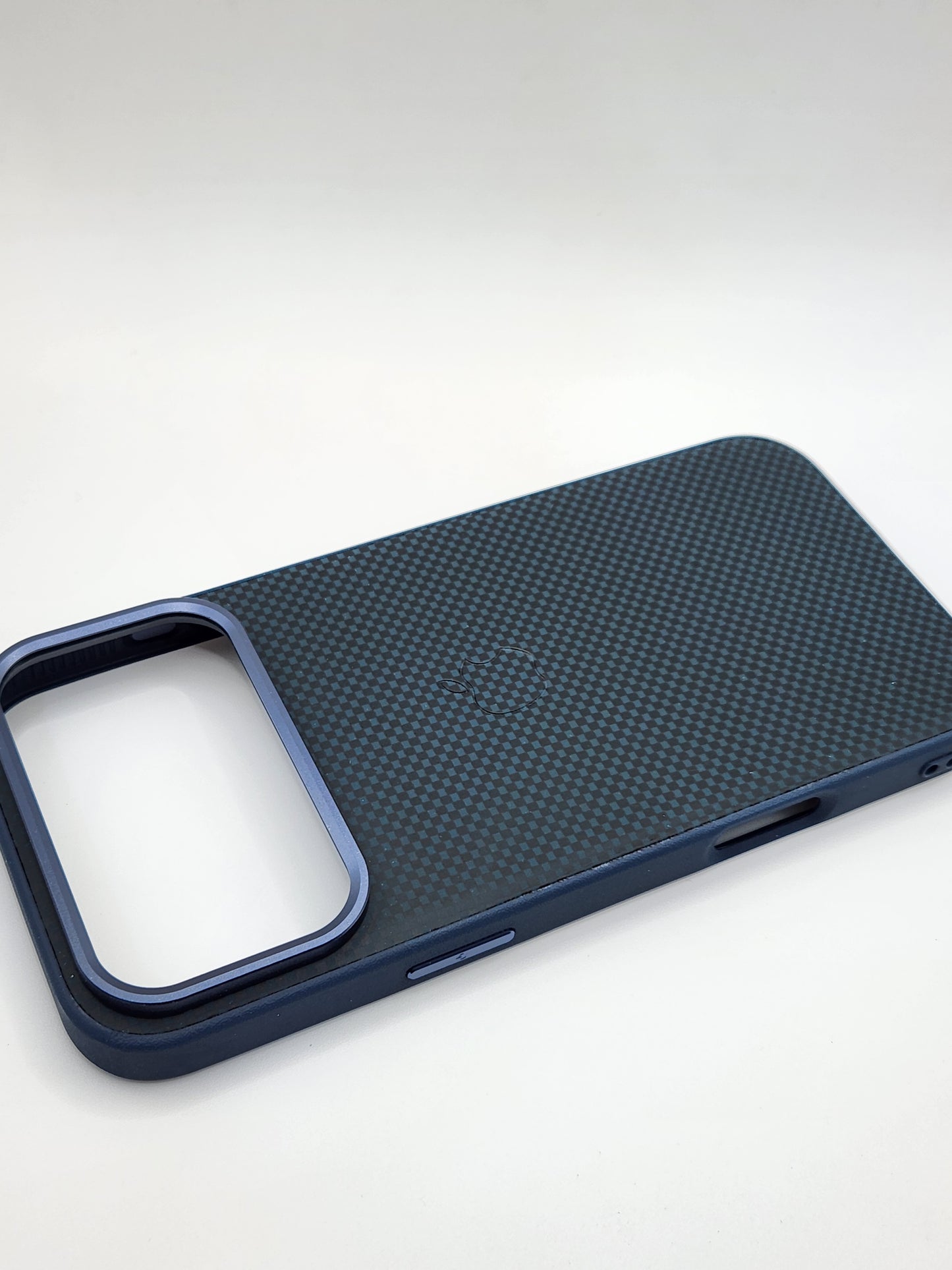 بوشيط آيفون بنقشة كربونية – حماية أنيقة ولمسة فخامة(17 PRO MAX)