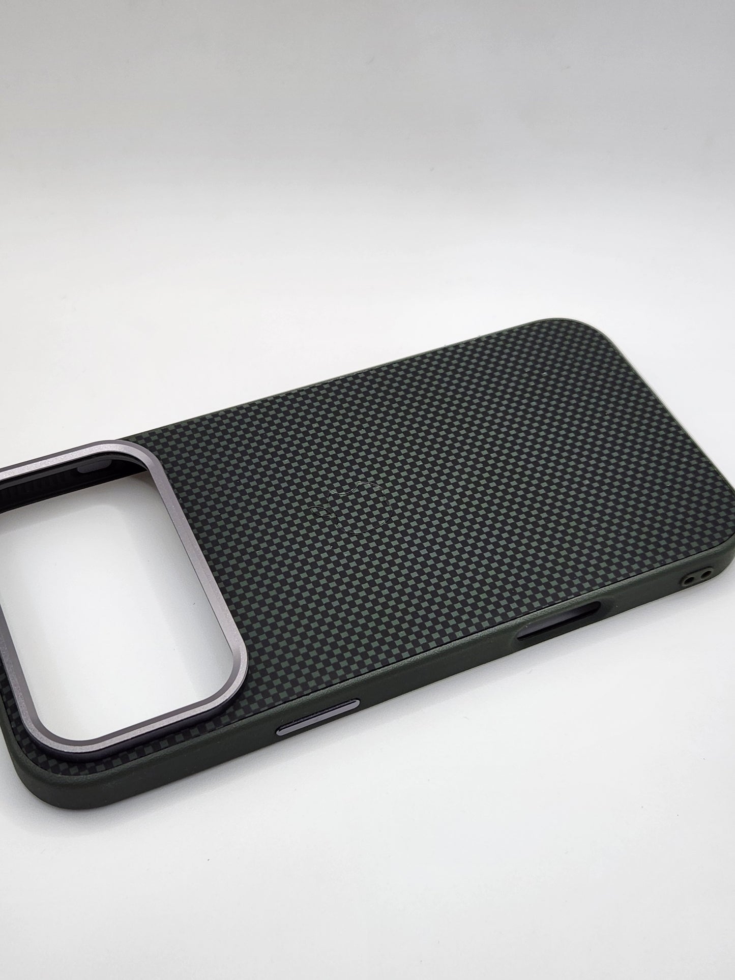 بوشيط آيفون بنقشة كربونية – حماية أنيقة ولمسة فخامة(17 PRO MAX)