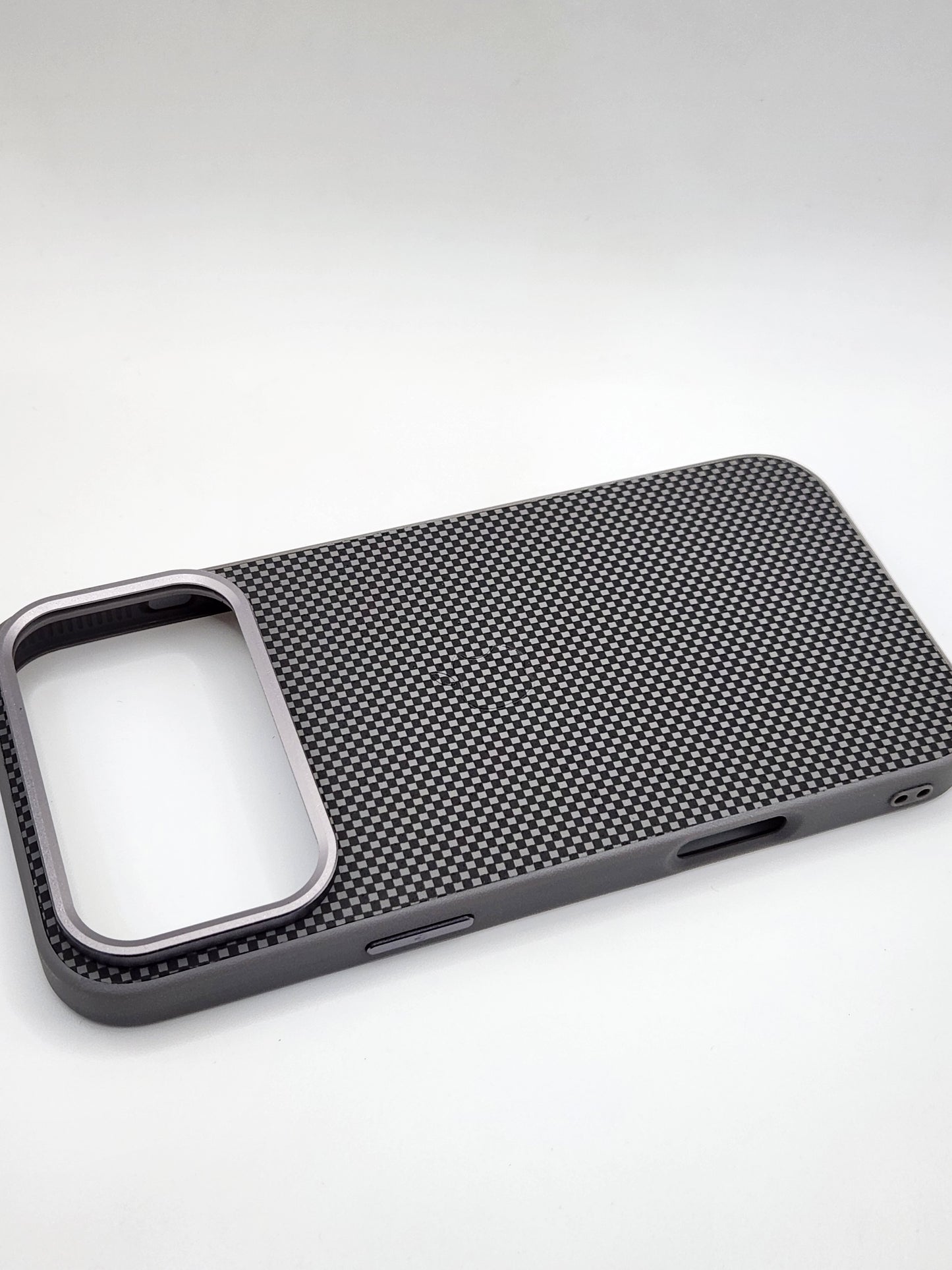 بوشيط آيفون بنقشة كربونية – حماية أنيقة ولمسة فخامة(17 PRO MAX)