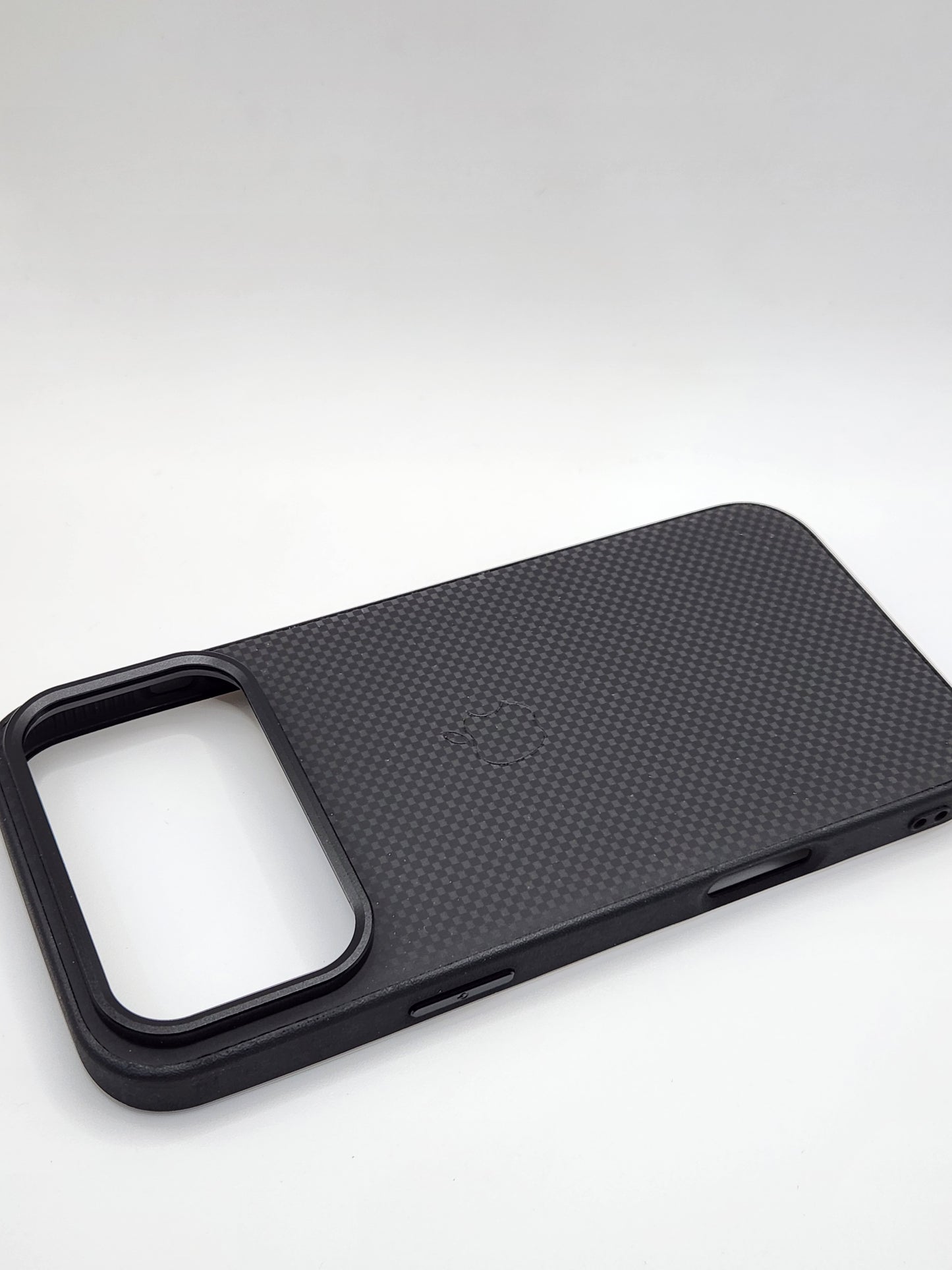 بوشيط آيفون بنقشة كربونية – حماية أنيقة ولمسة فخامة(17 PRO MAX)