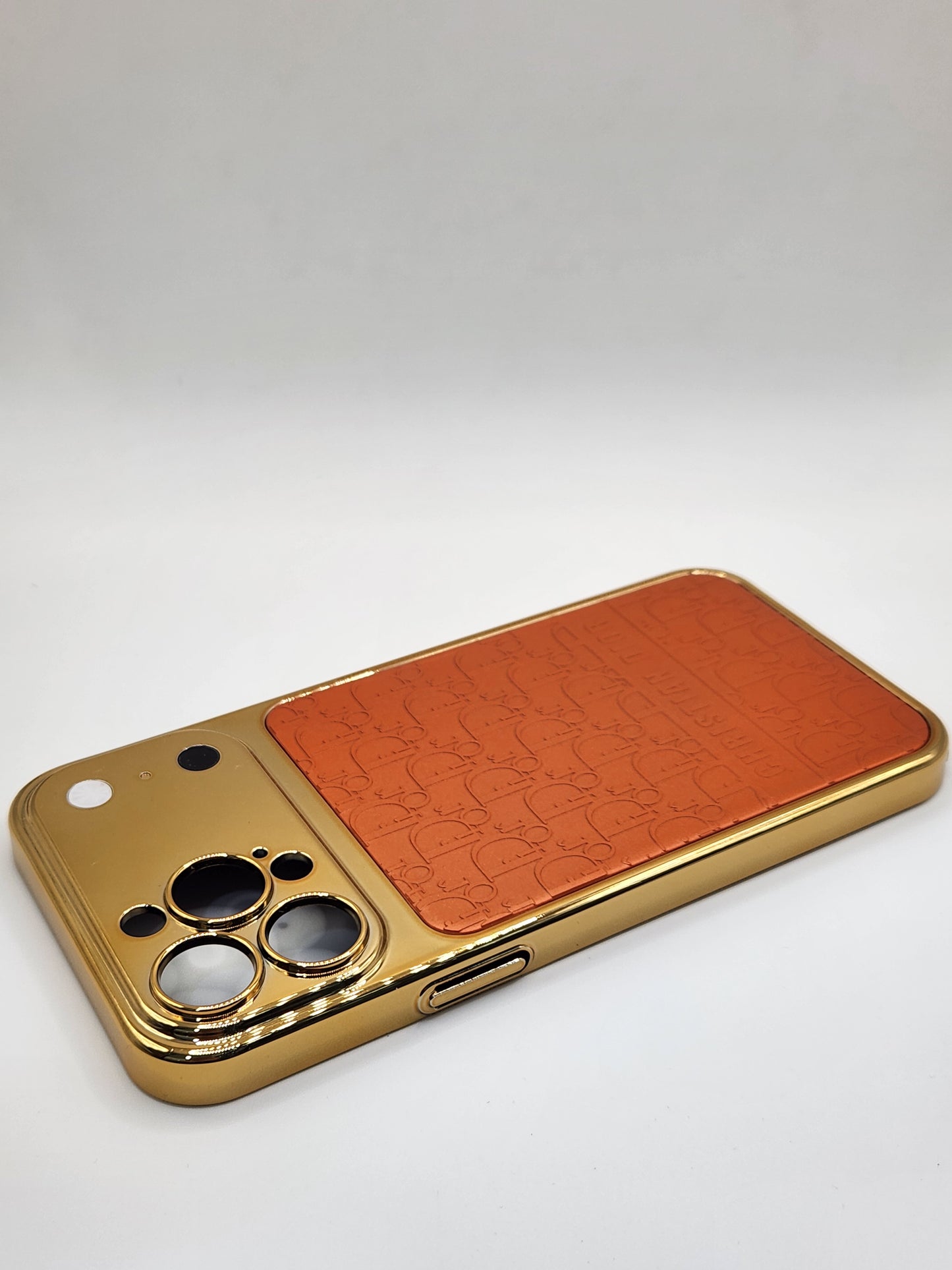 بوشيط فاخر لأيفون 13 برو ماكس بتصميم أيفون 17 برو ماكس – إطار ذهبي أنيق بلمسة فخمة(IPHONE 13 PRO MAX)