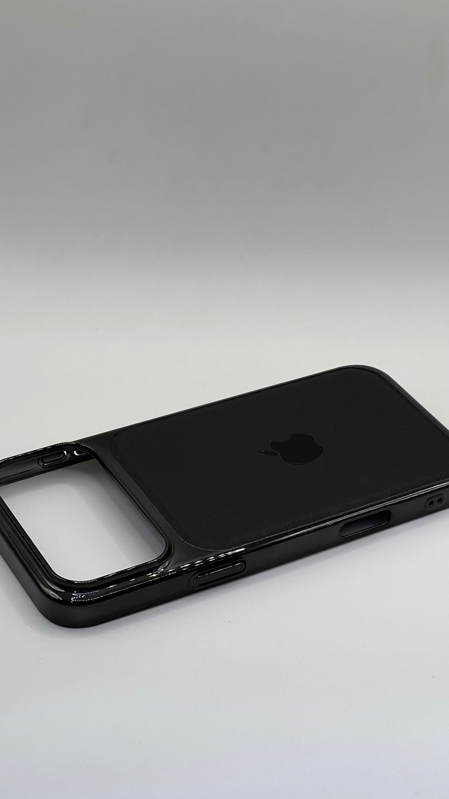 بوشيط آيفون بتصميم أنيق (IPHONE 17 PRO)