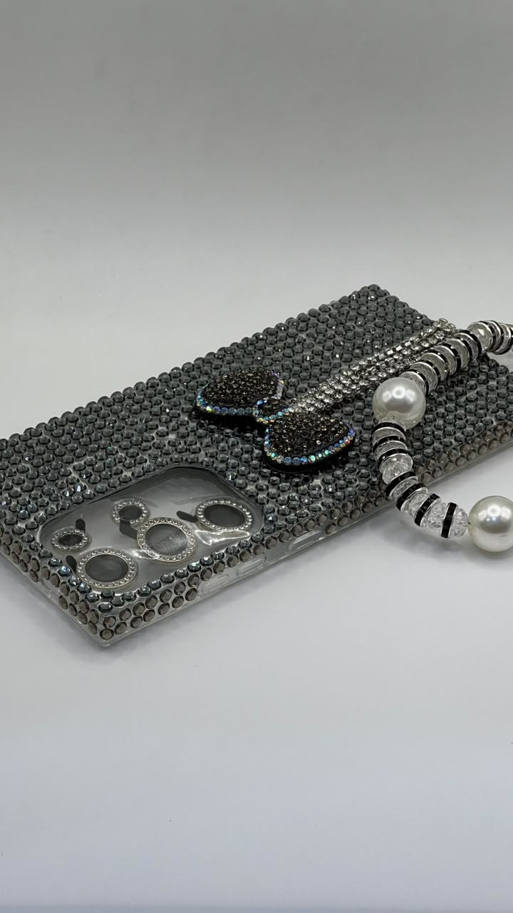 بوشيط آيفون فاخر مزين بأحجار لامعة مع سوار يد أنيق(SAMSUNG S24 ULTRA)