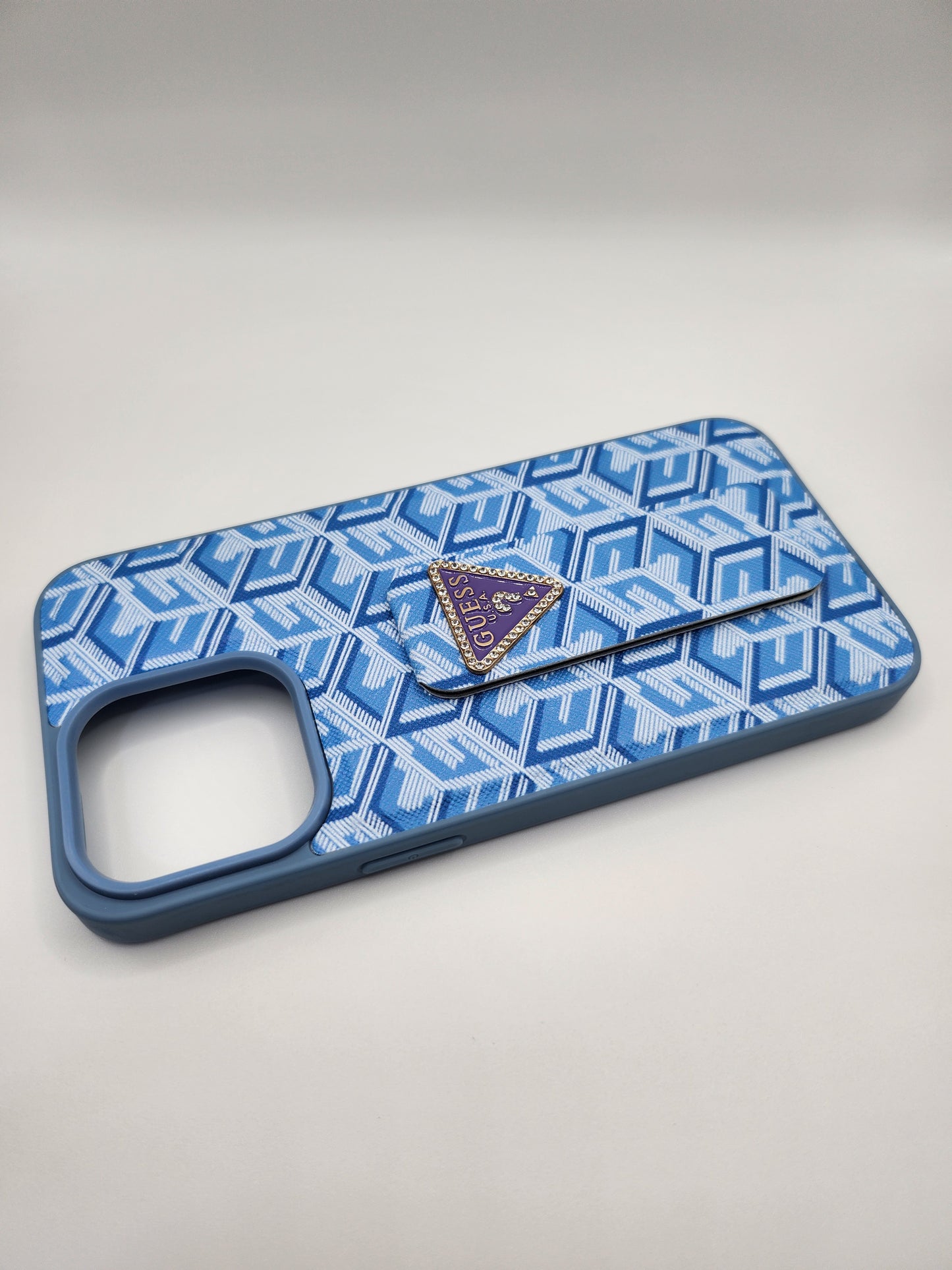 Coque GUESS Premium avec Support Pliable – Motif Monogram et Logo Émaillé