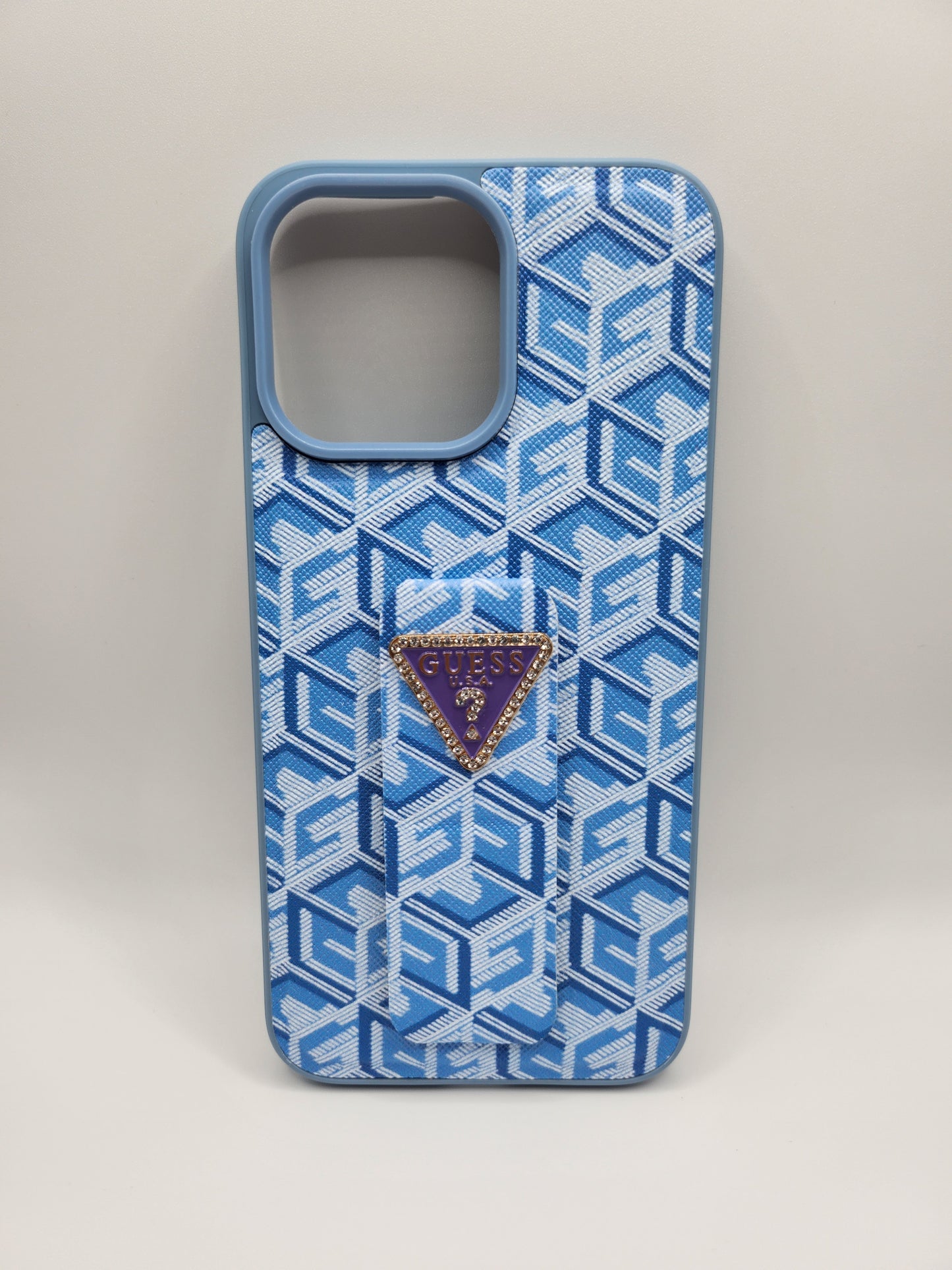 Coque GUESS Premium avec Support Pliable – Motif Monogram et Logo Émaillé