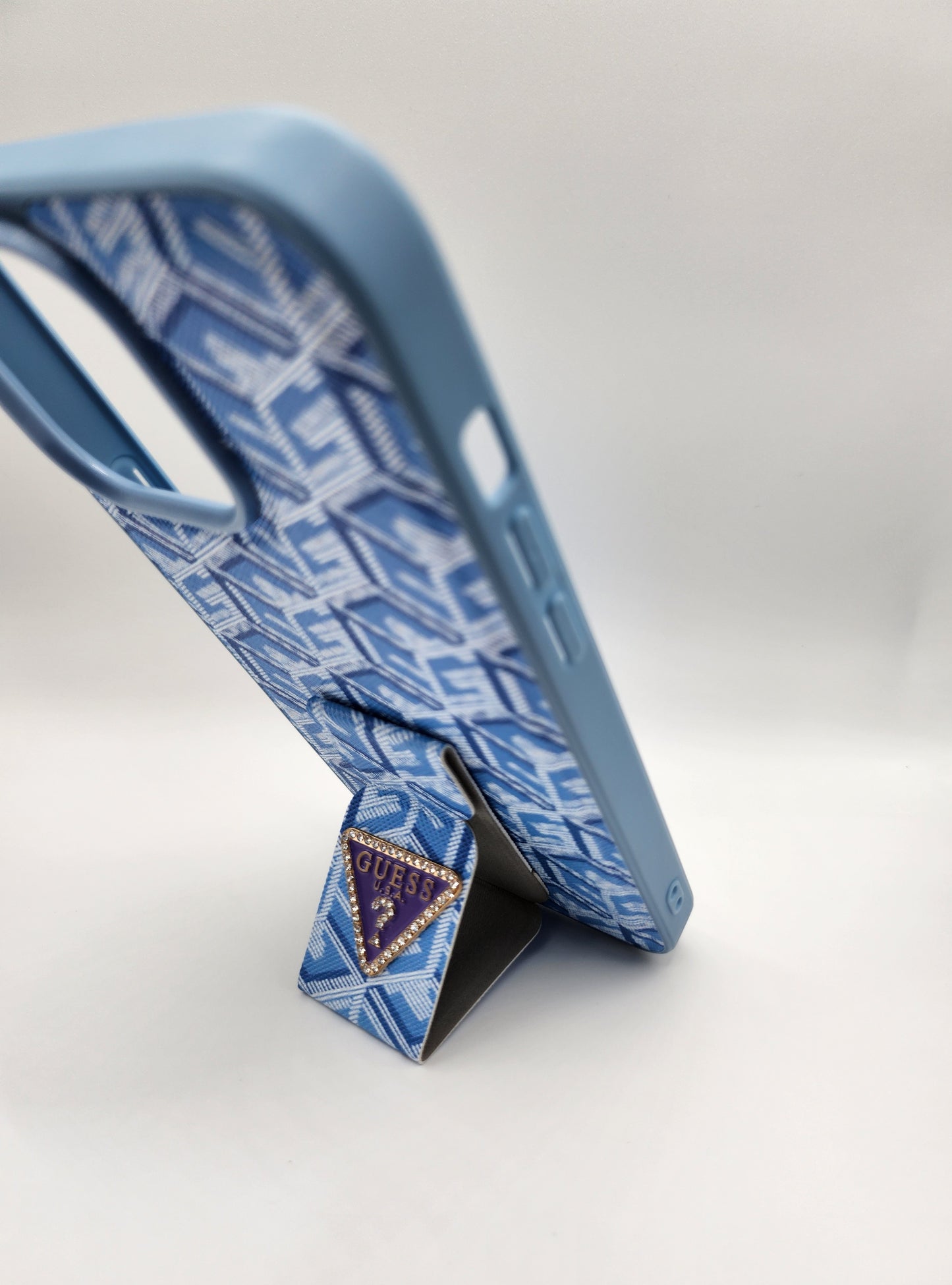 Coque GUESS Premium avec Support Pliable – Motif Monogram et Logo Émaillé