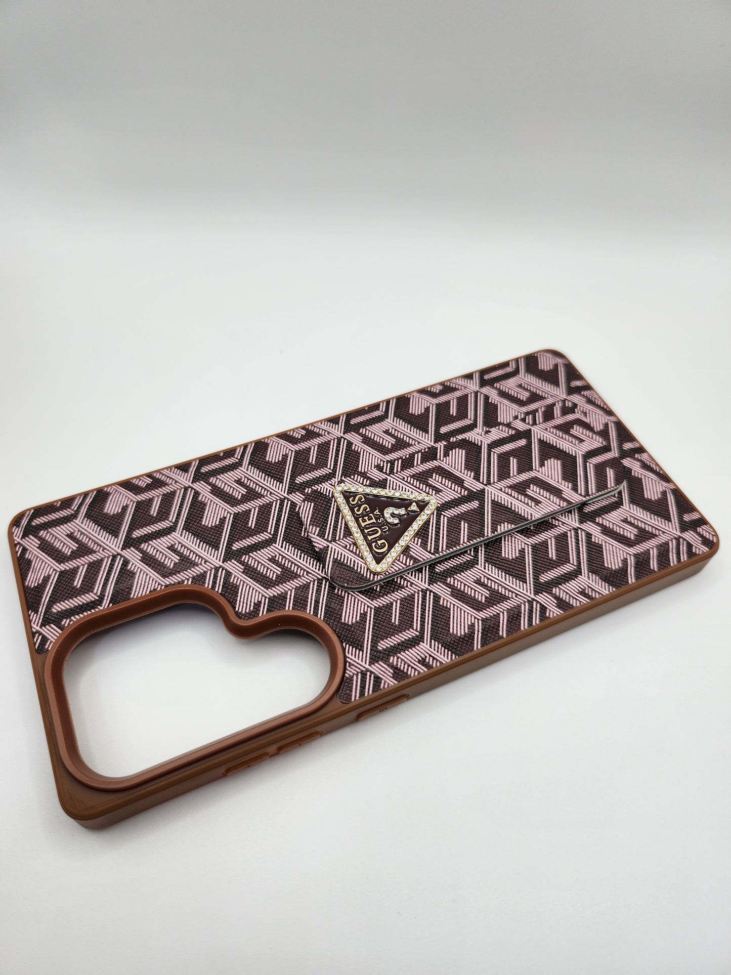 Coque GUESS Premium avec Support Pliable – Motif Monogram et Logo Émaillé