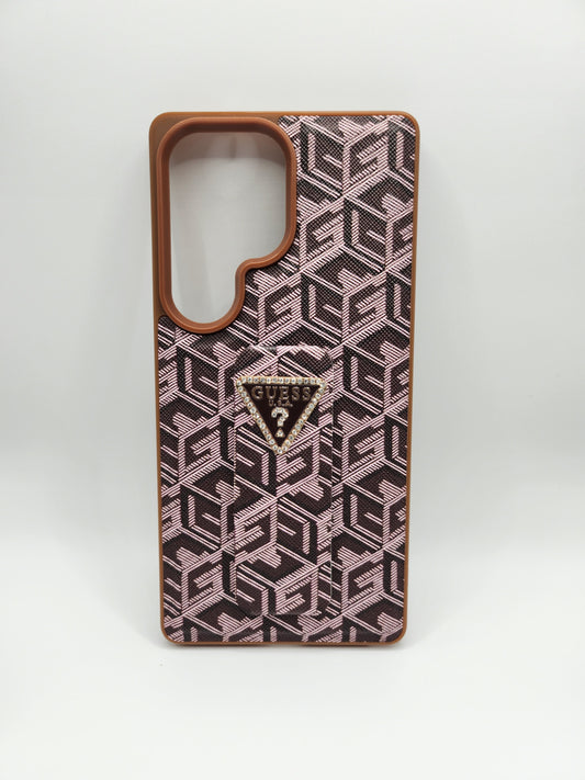 Coque GUESS Premium avec Support Pliable – Motif Monogram et Logo Émaillé