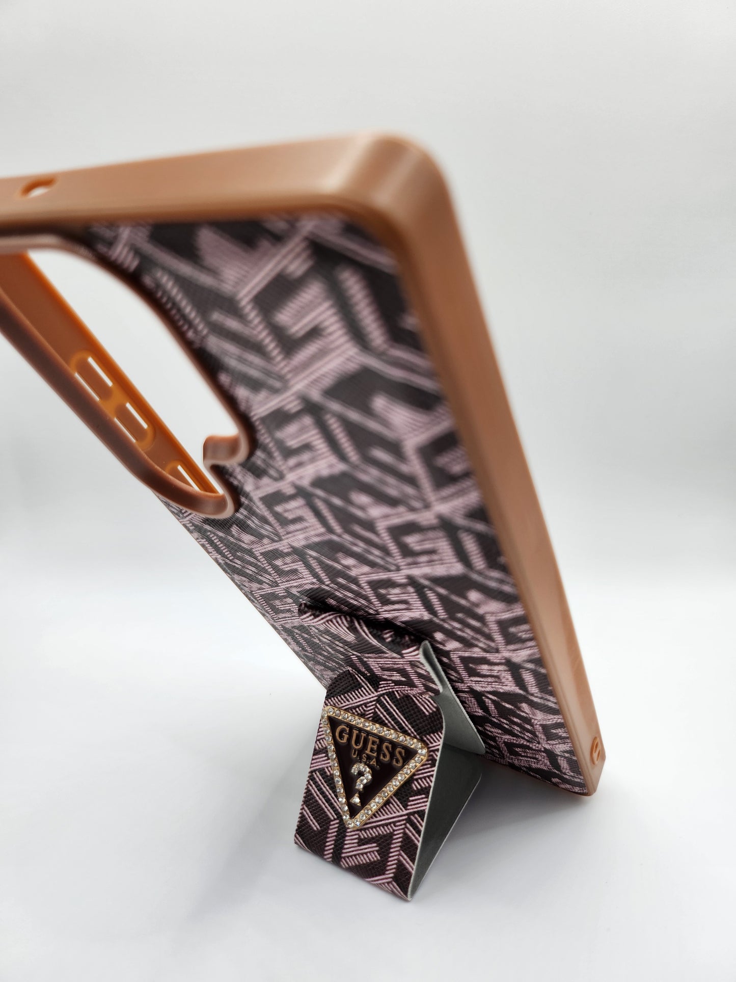 Coque GUESS Premium avec Support Pliable – Motif Monogram et Logo Émaillé