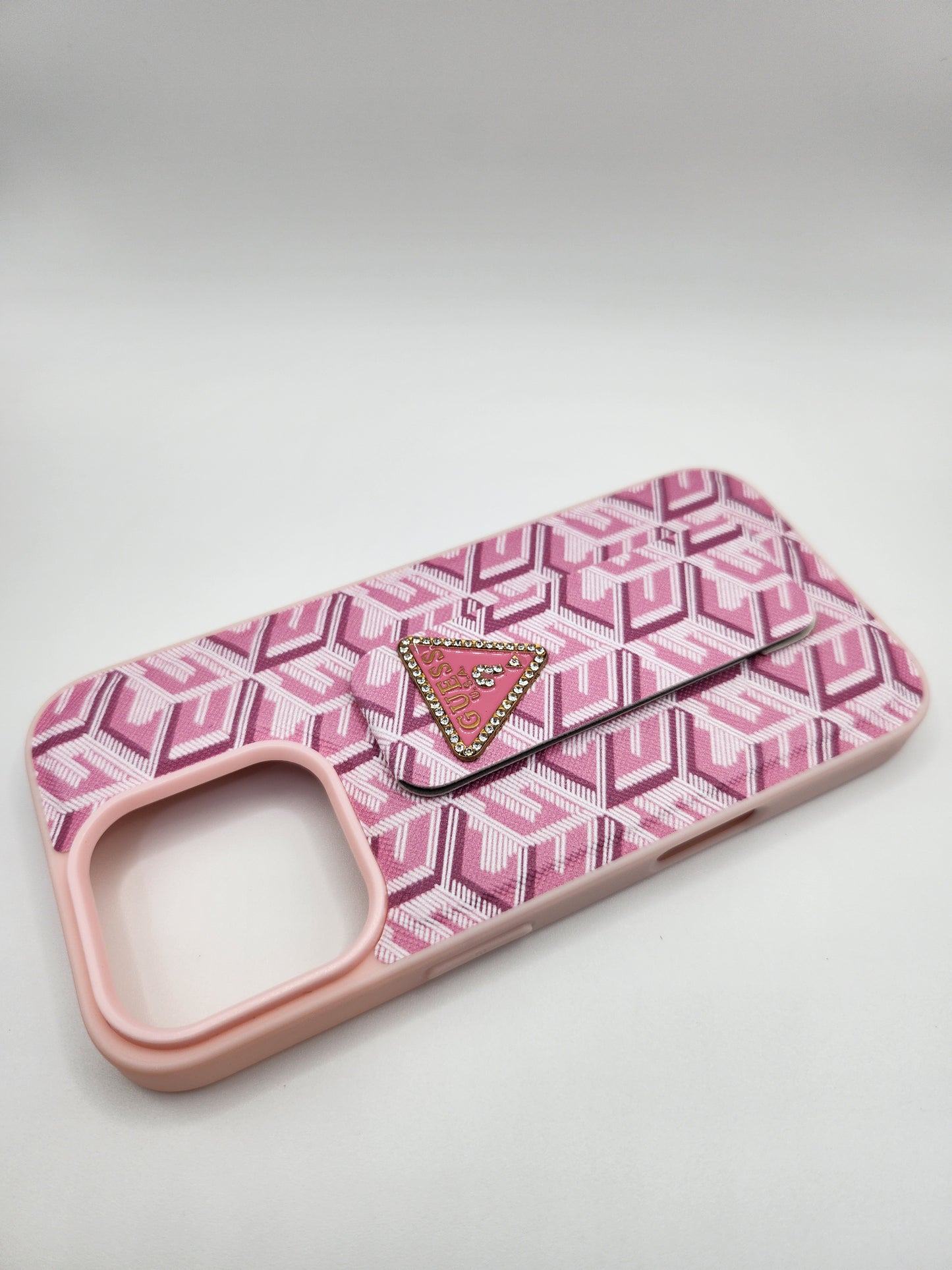 Coque GUESS Premium avec Support Pliable – Motif Monogram et Logo Émaillé