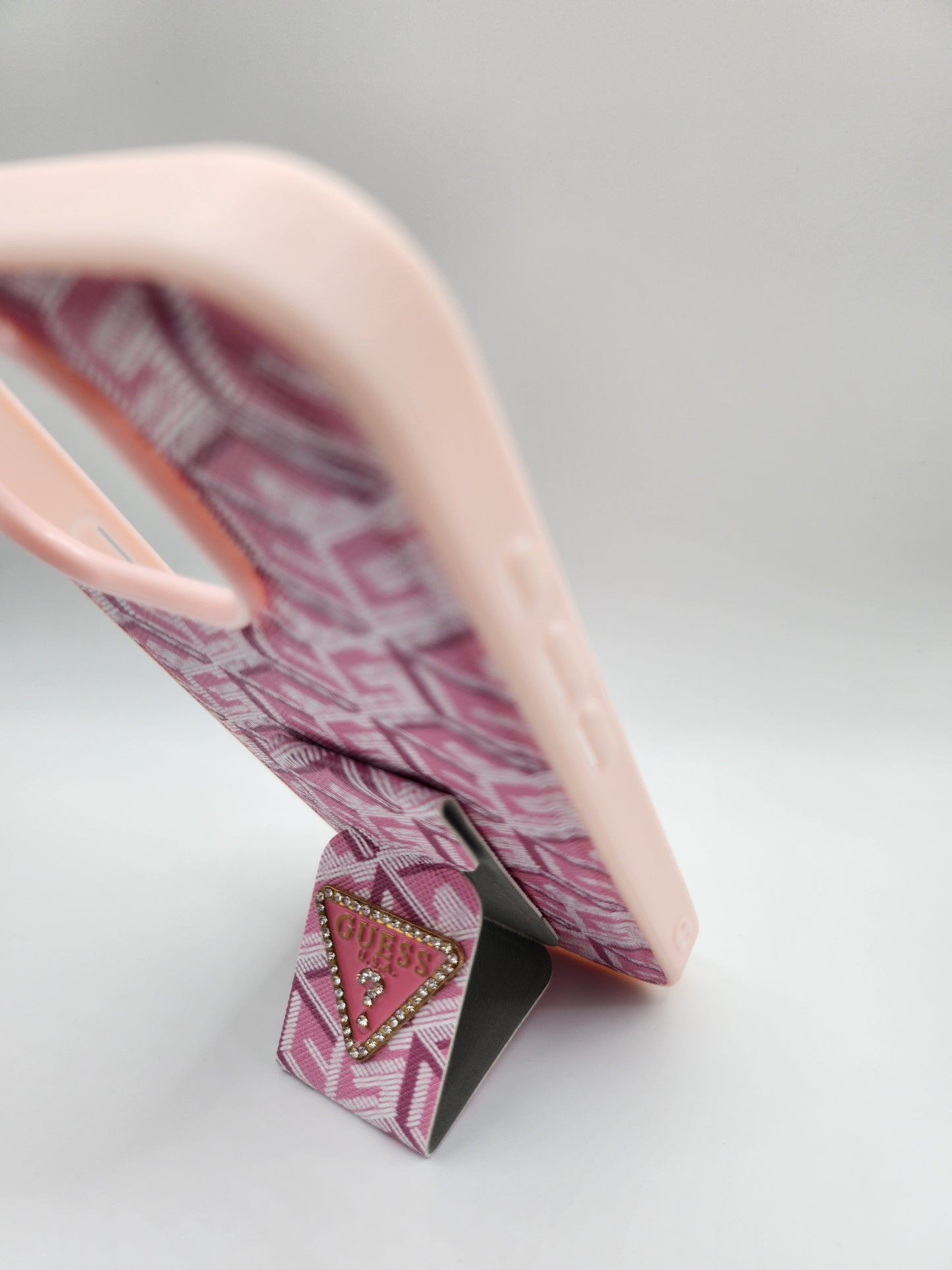 Coque GUESS Premium avec Support Pliable – Motif Monogram et Logo Émaillé