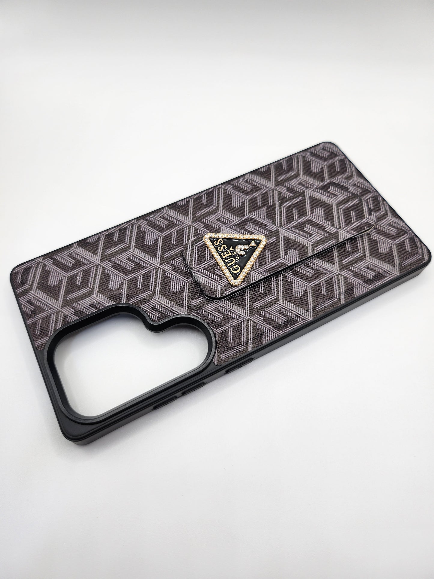 Coque GUESS Premium avec Support Pliable – Motif Monogram et Logo Émaillé