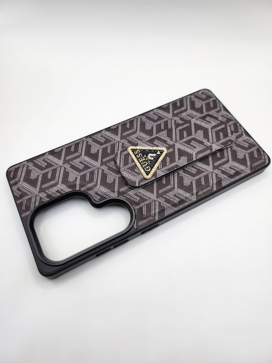 Coque GUESS Premium avec Support Pliable – Motif Monogram et Logo Émaillé