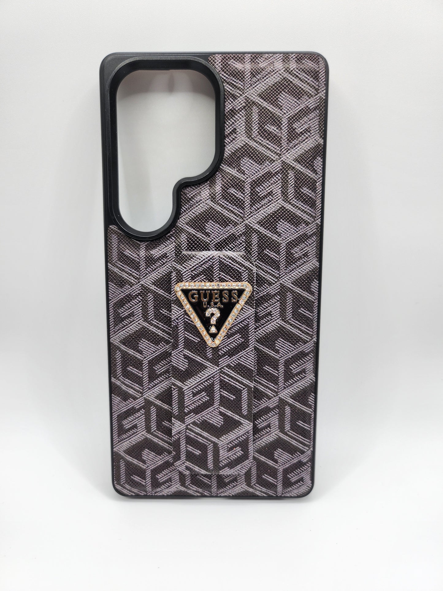 Coque GUESS Premium avec Support Pliable – Motif Monogram et Logo Émaillé