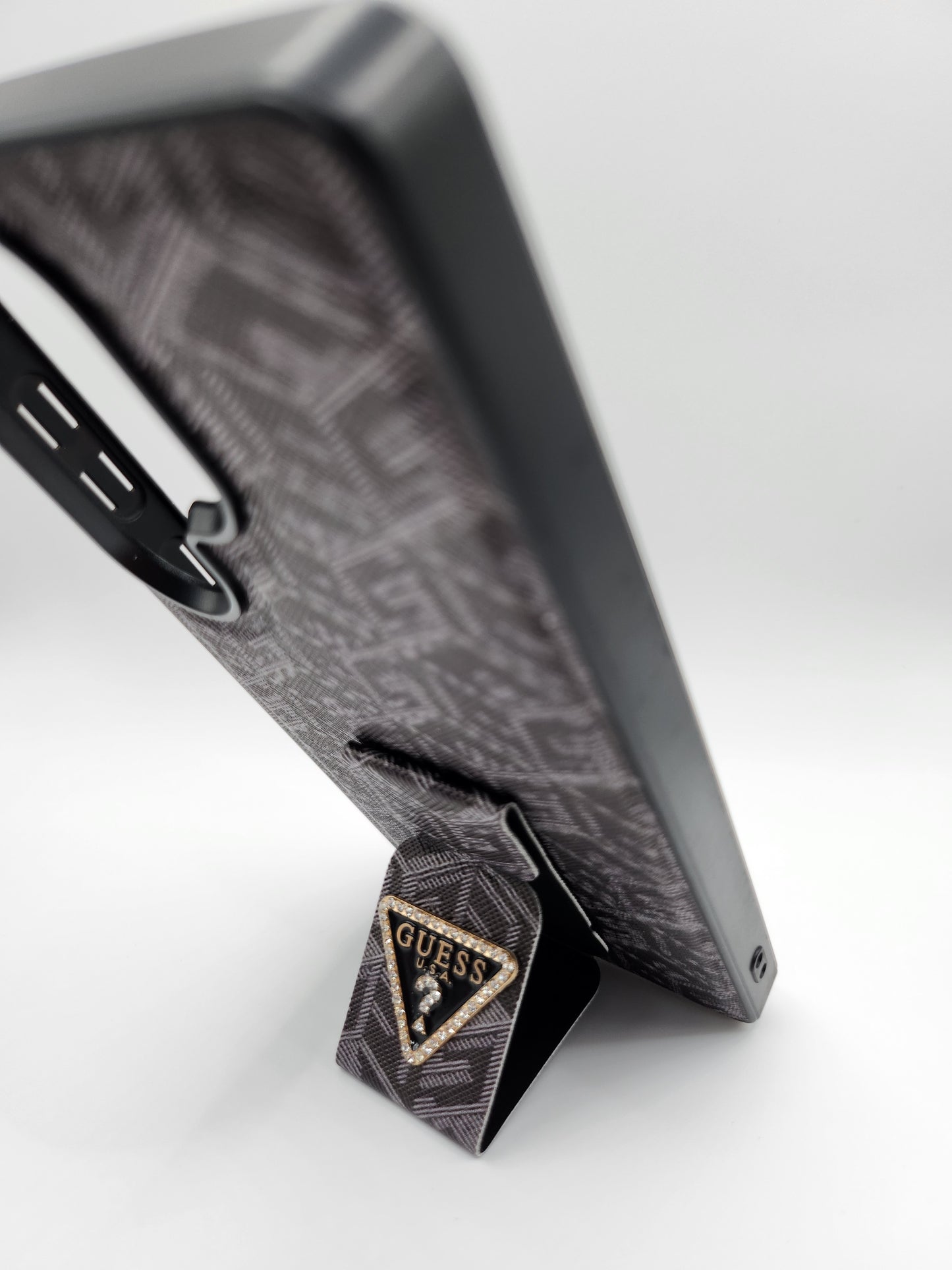 Coque GUESS Premium avec Support Pliable – Motif Monogram et Logo Émaillé