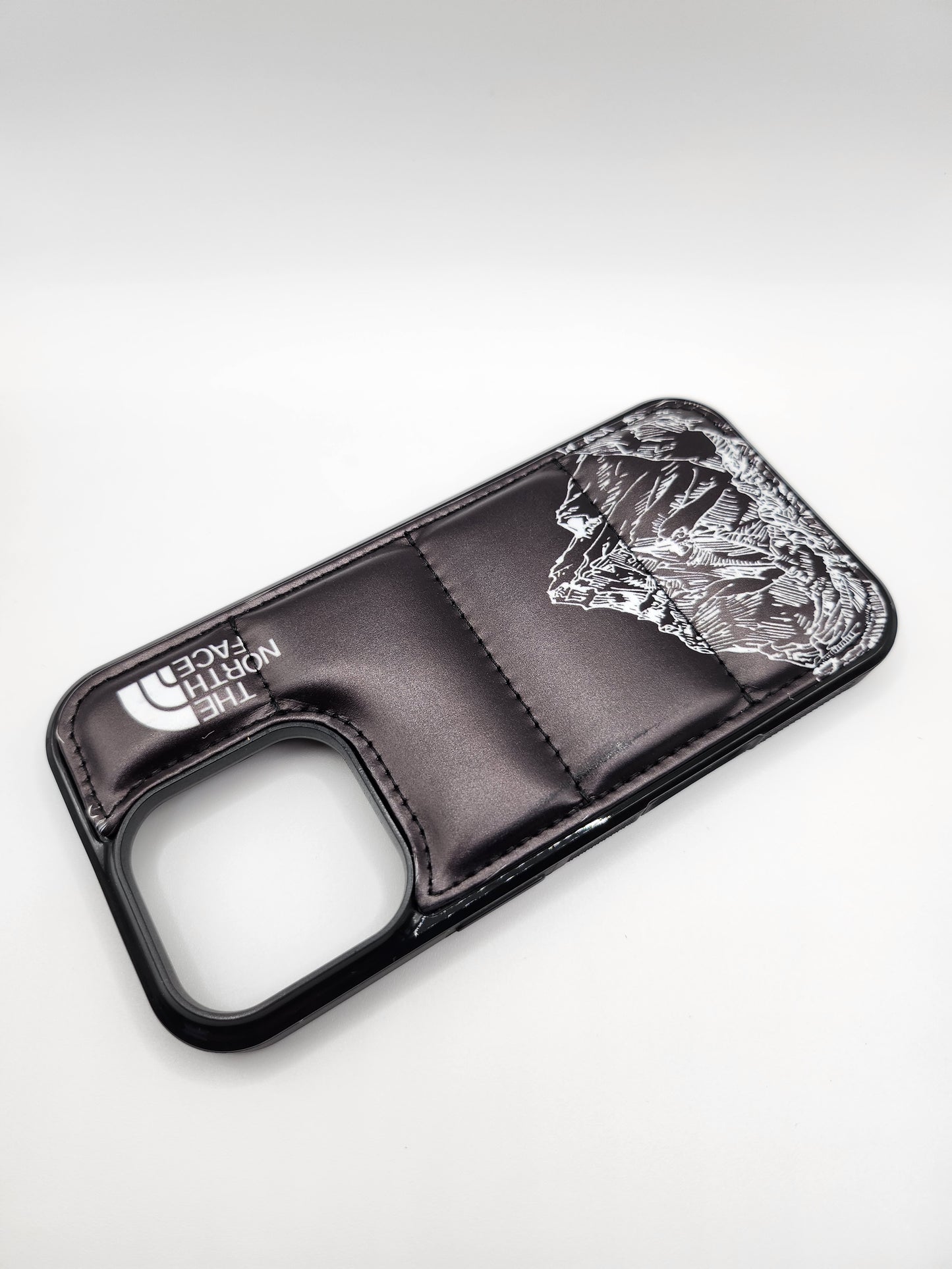 Coque Matelassée The North Face – Motif Montagne, Protection Élégante pour Smartphone
