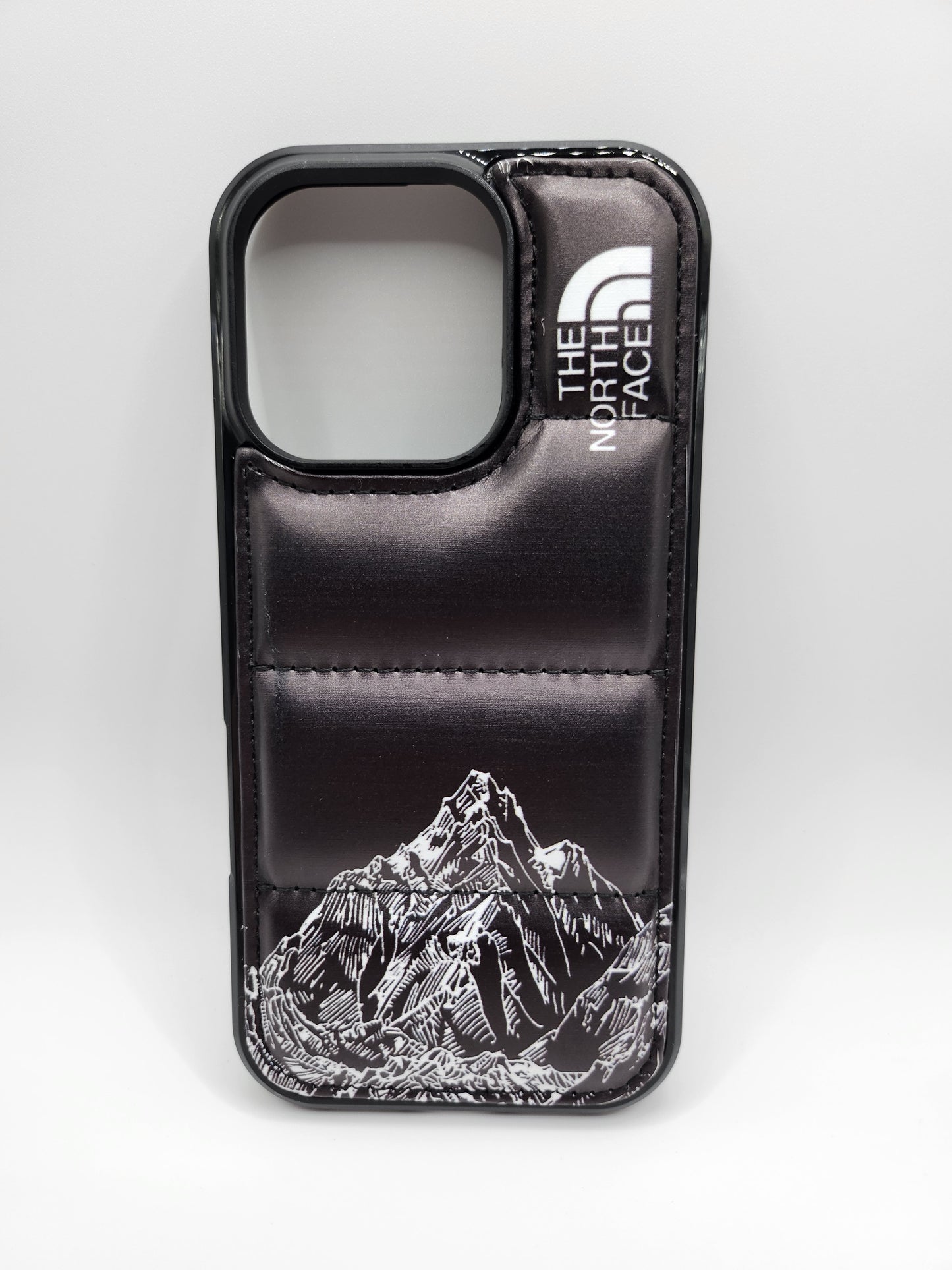 Coque Matelassée The North Face – Motif Montagne, Protection Élégante pour Smartphone