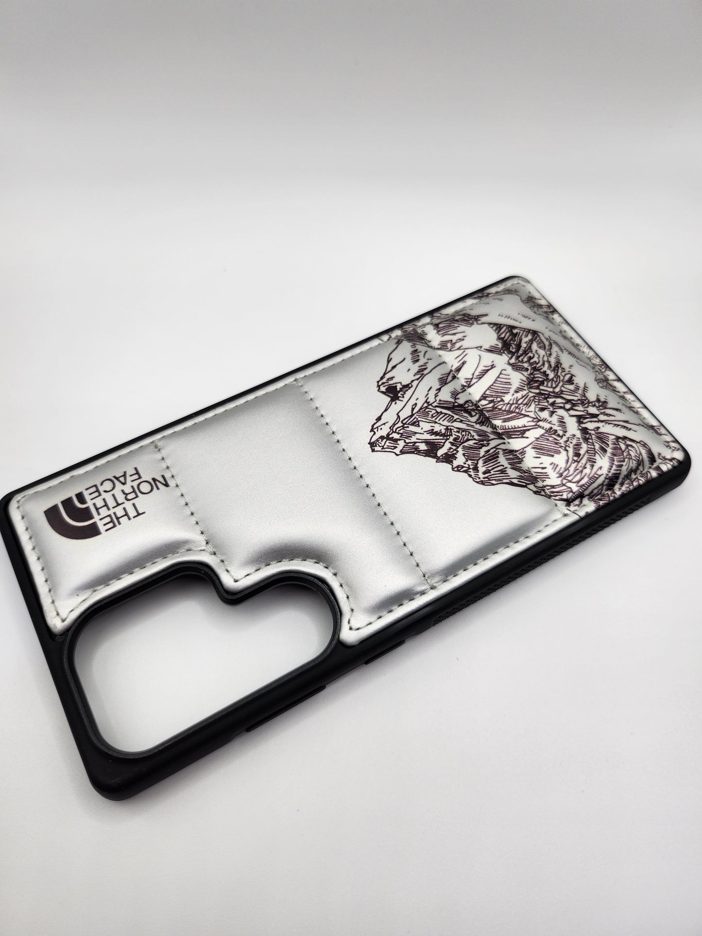 Coque Matelassée The North Face – Motif Montagne, Protection Élégante pour Smartphone