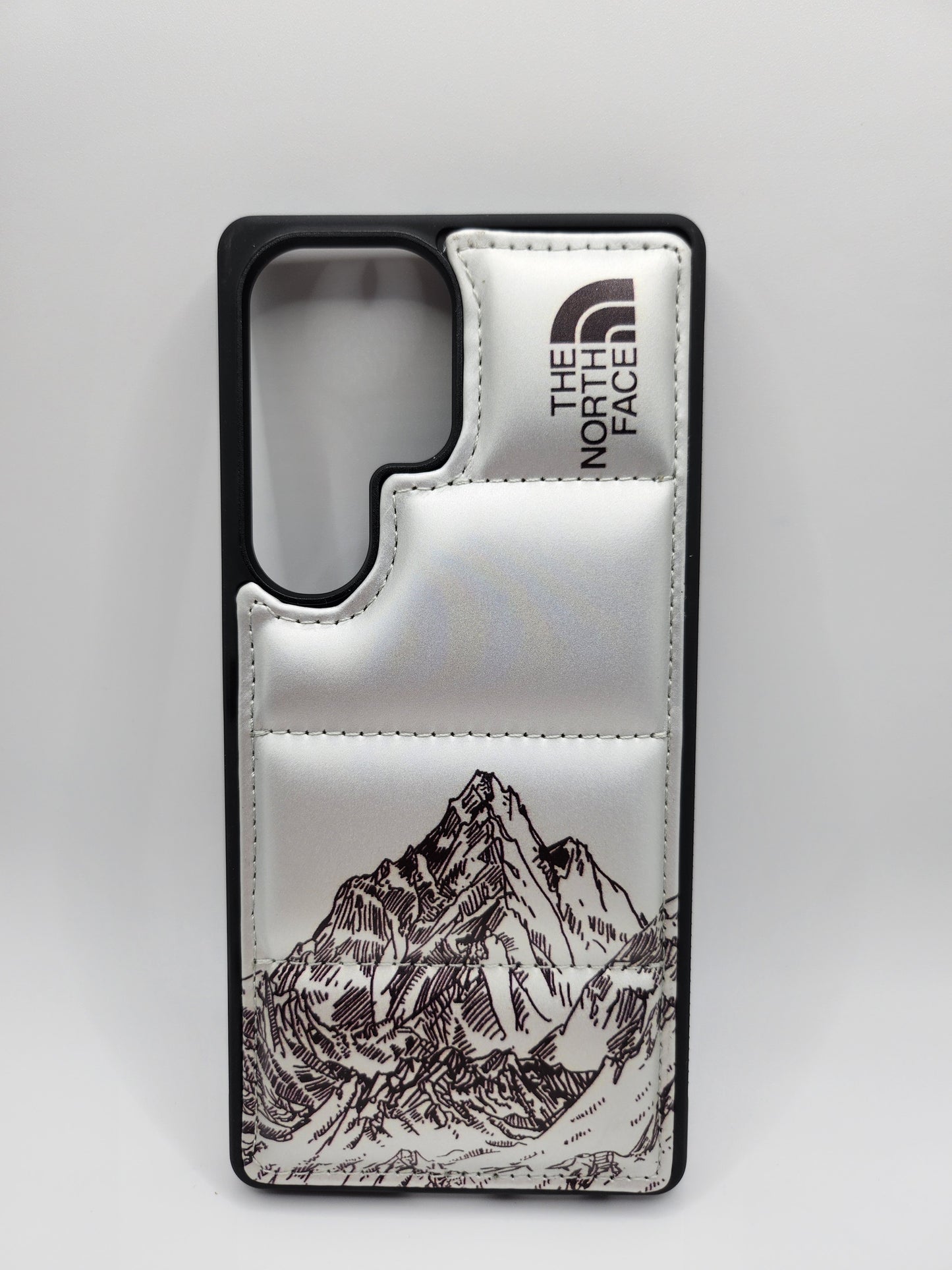 Coque Matelassée The North Face – Motif Montagne, Protection Élégante pour Smartphone