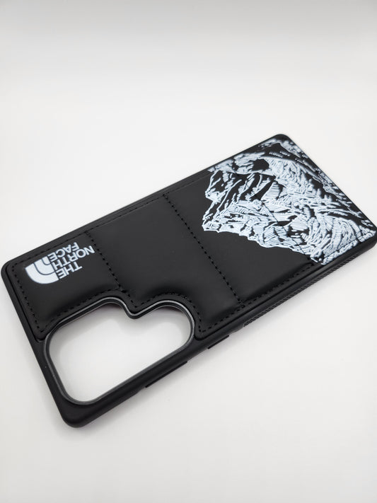 Coque Matelassée The North Face – Motif Montagne, Protection Élégante pour Smartphone