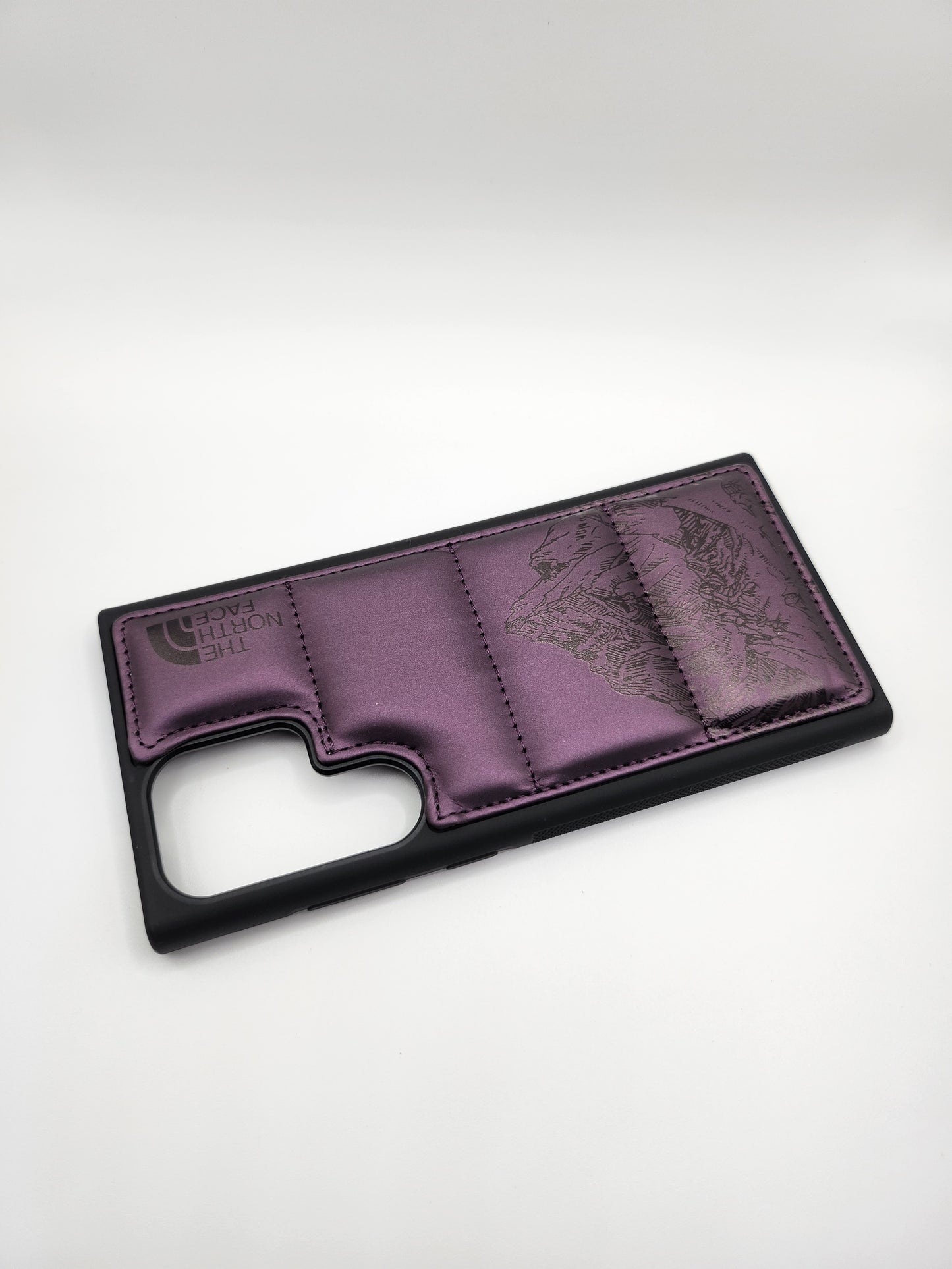 Coque Matelassée The North Face – Motif Montagne, Protection Élégante pour Smartphone