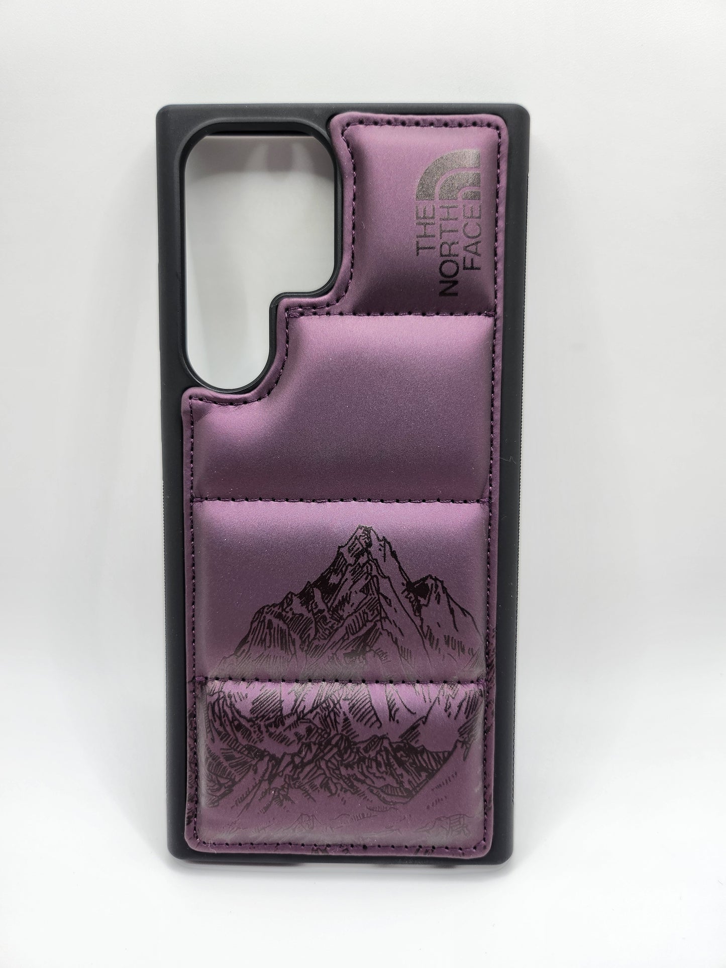 Coque Matelassée The North Face – Motif Montagne, Protection Élégante pour Smartphone