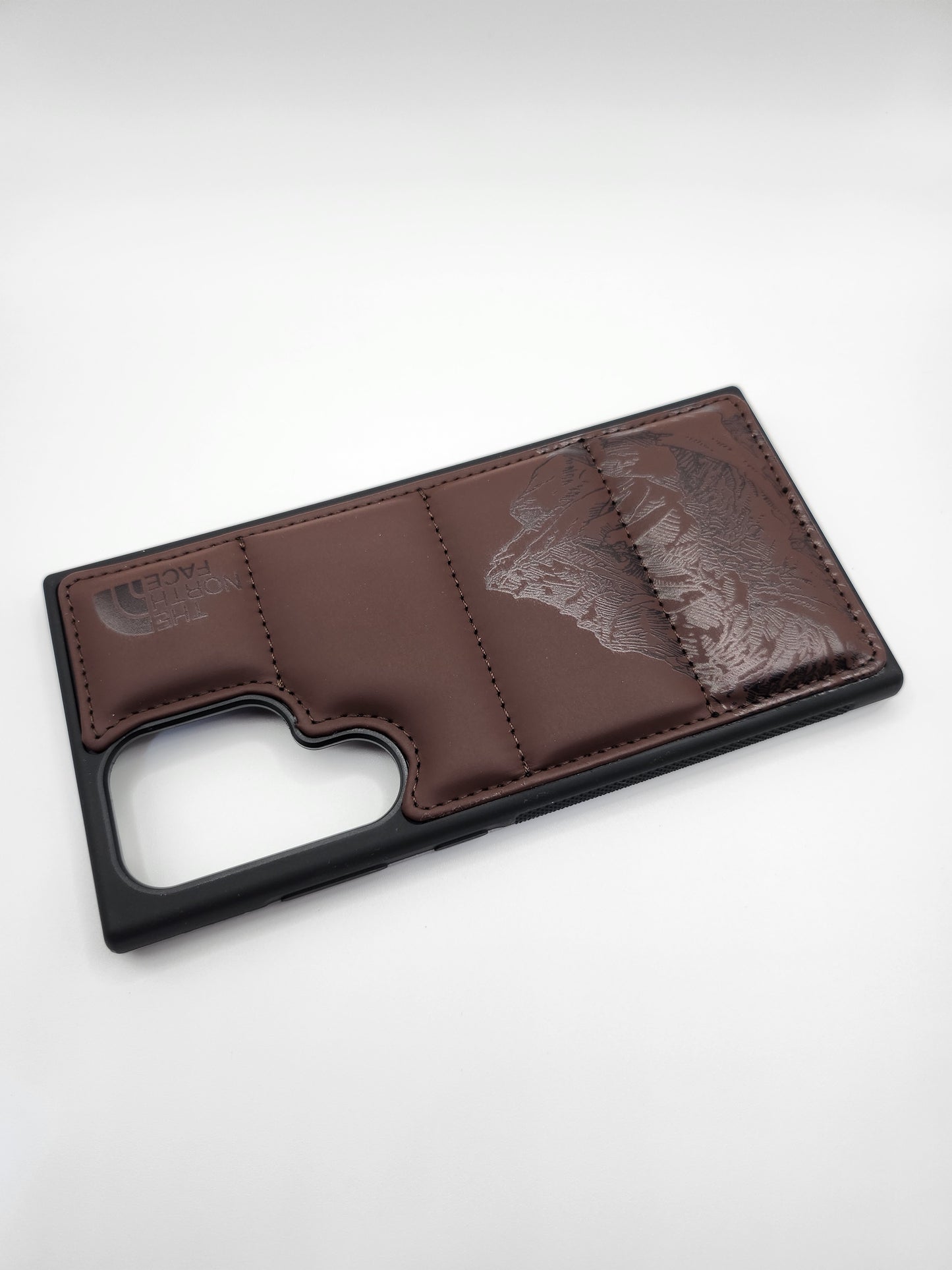 Coque Matelassée The North Face – Motif Montagne, Protection Élégante pour Smartphone