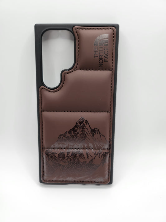 Coque Matelassée The North Face – Motif Montagne, Protection Élégante pour Smartphone