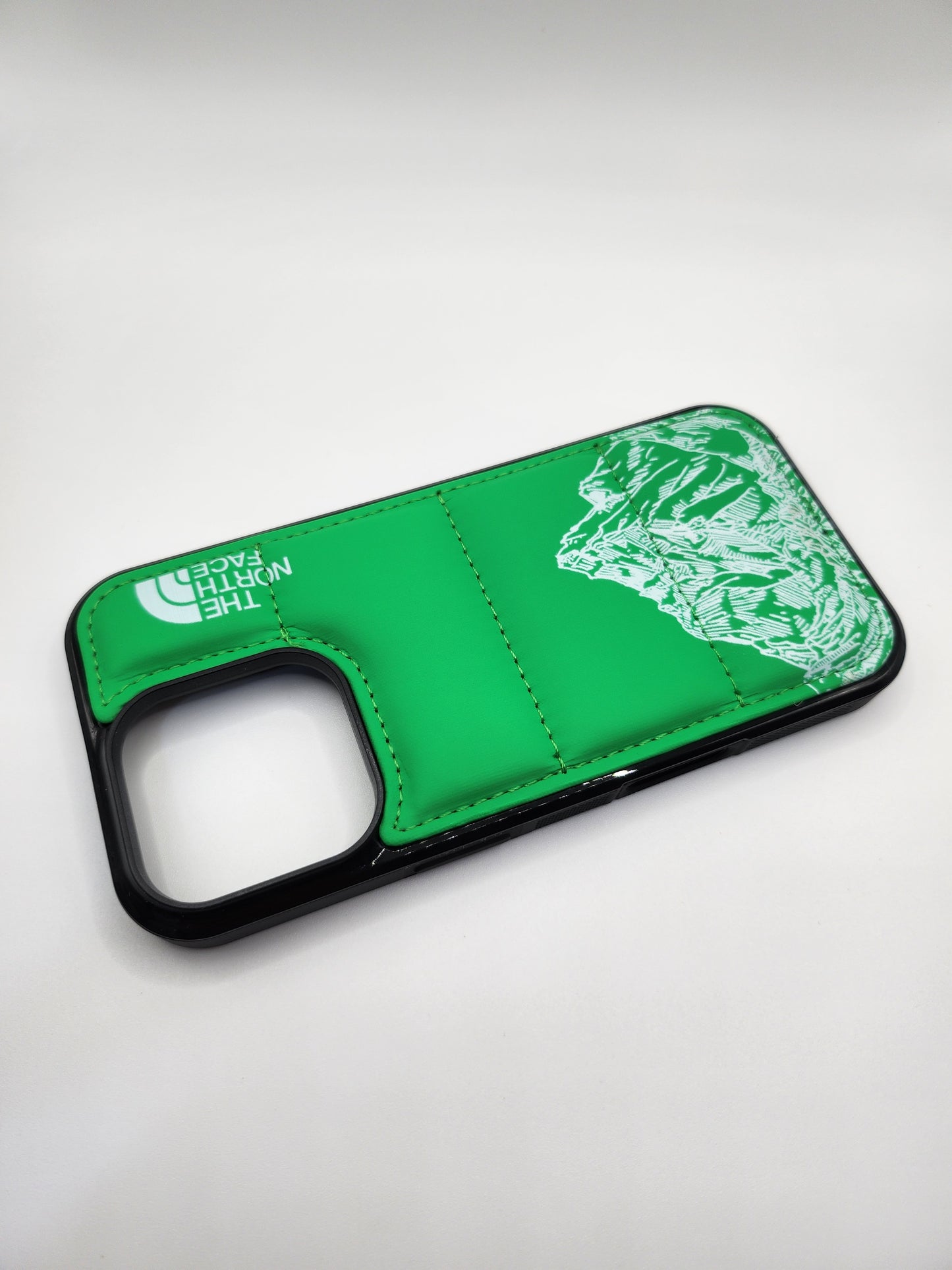 Coque Matelassée The North Face – Motif Montagne, Protection Élégante pour Smartphone