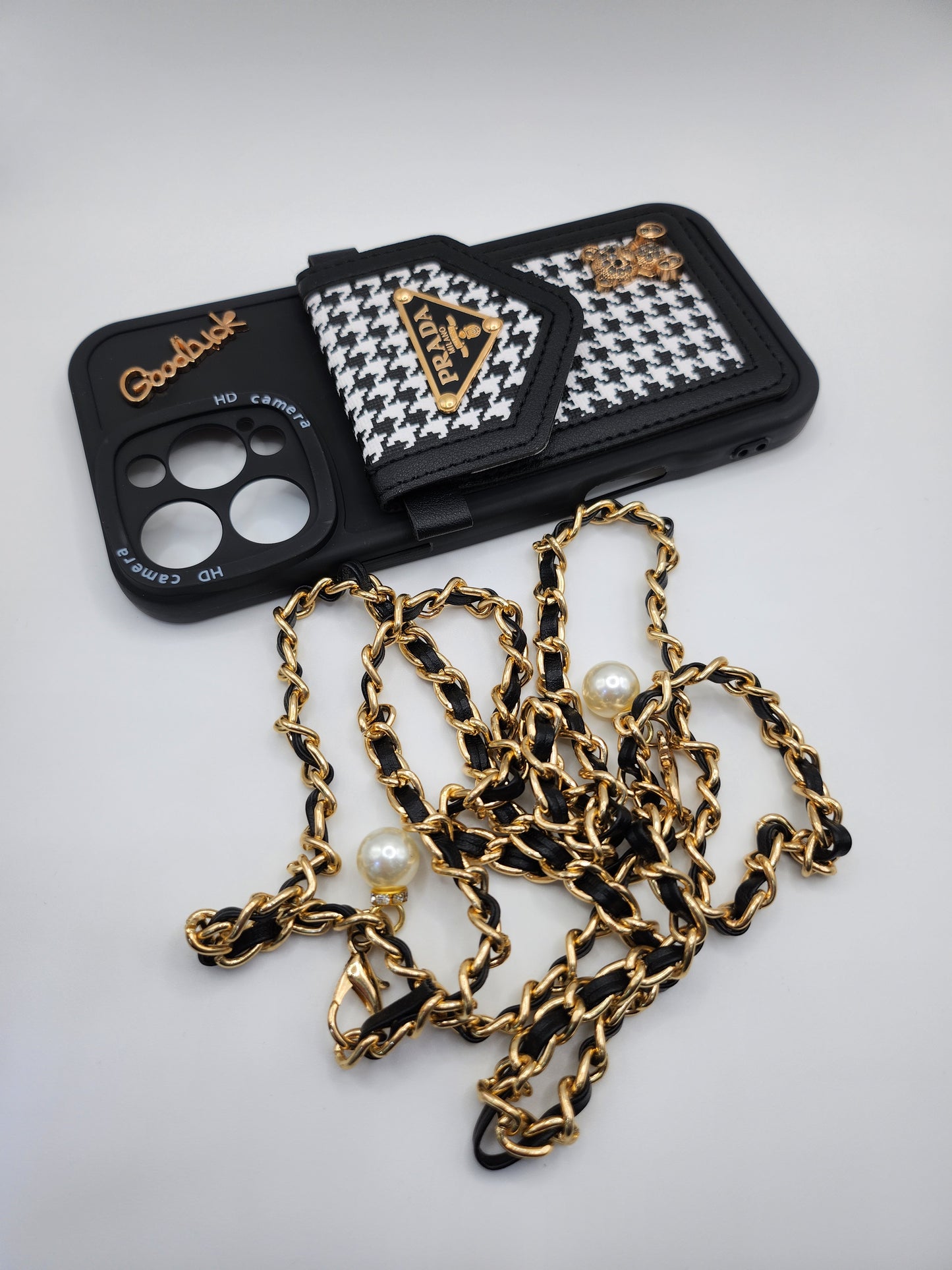 Coque Luxe iPhone avec Pochette Intégrée & Chaîne Dorée – Style Élégant