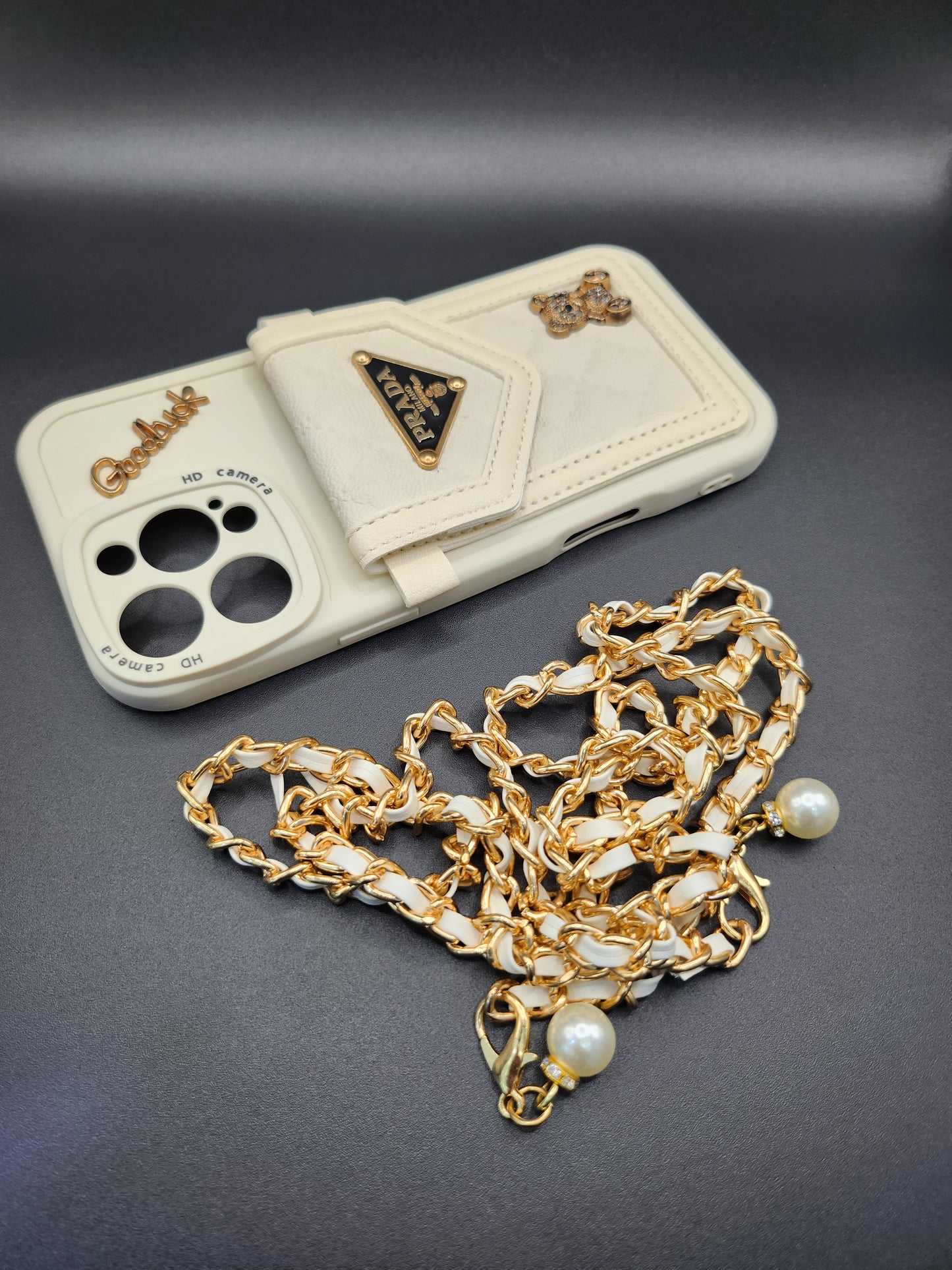 Coque Luxe iPhone avec Pochette Intégrée & Chaîne Dorée – Style Élégant