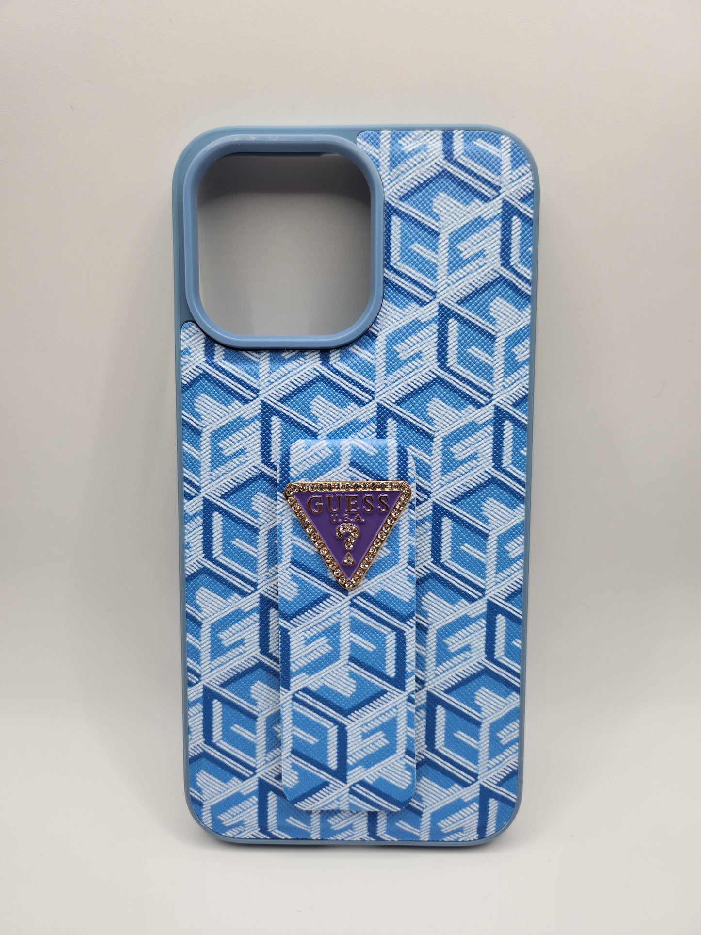 Coque GUESS Premium avec Support Pliable – Motif Monogram et Logo Émaillé